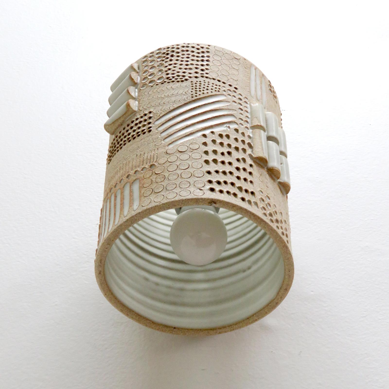 Patinato Lampada da parete in ceramica n. 63 di Heather Levine in vendita