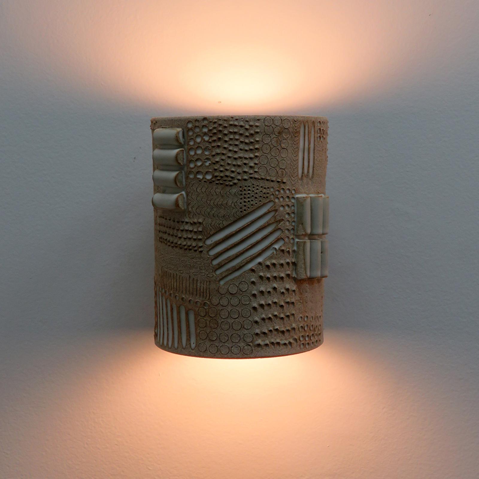 Ottone Lampada da parete in ceramica n. 63 di Heather Levine in vendita