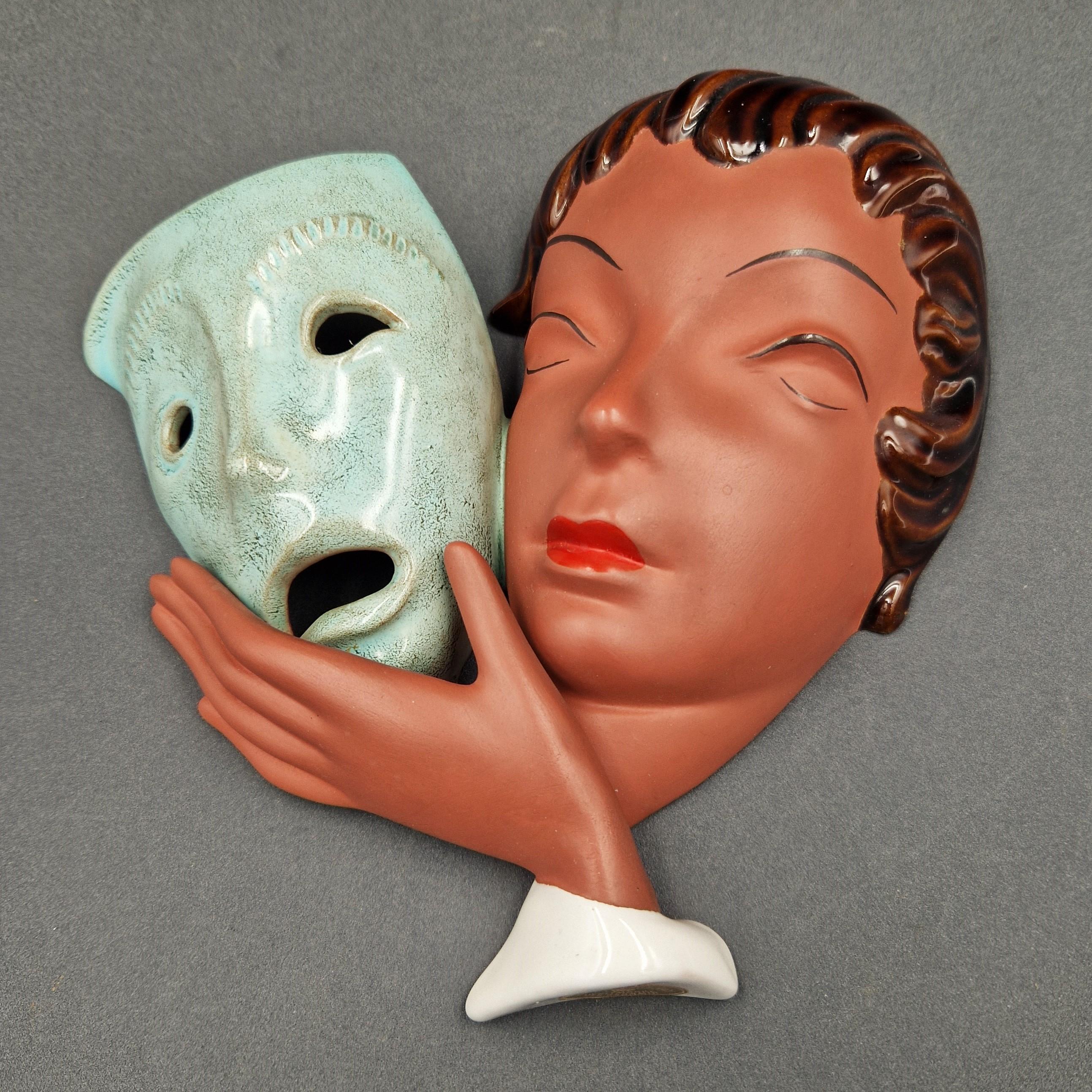 Ceramic wall mask from Goldscheider. 1940 - 1950 In Excellent Condition For Sale In CADALSO, ES