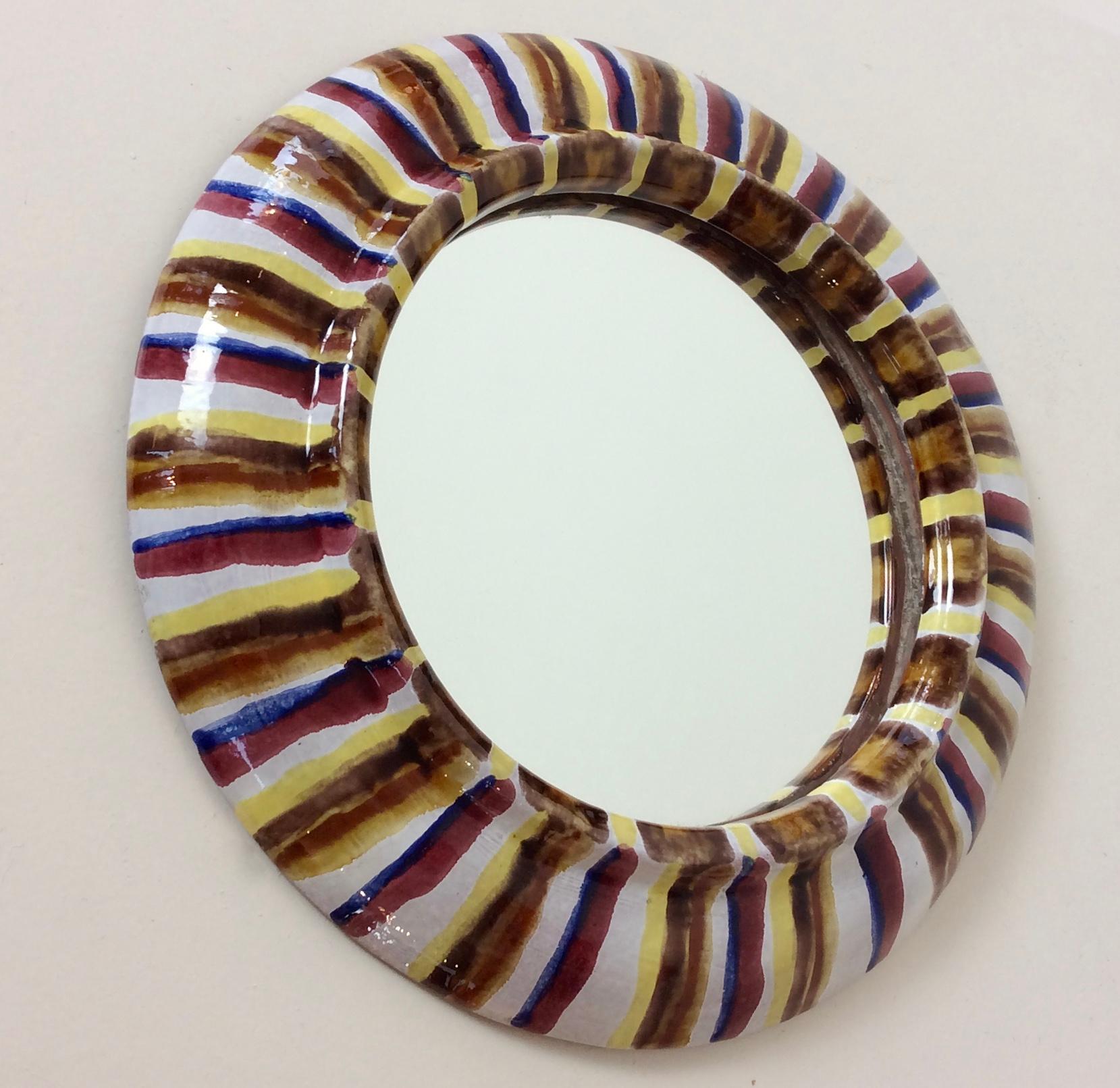 Miroir mural rond, vers 1960, France.
Céramique émaillée blanche, rayures multicolores peintes à la main.
Dimensions : 28 cm de diamètre, 3 cm de profondeur : 28 cm de diamètre, 3 cm de profondeur.
Tous les achats sont couverts par notre garantie de