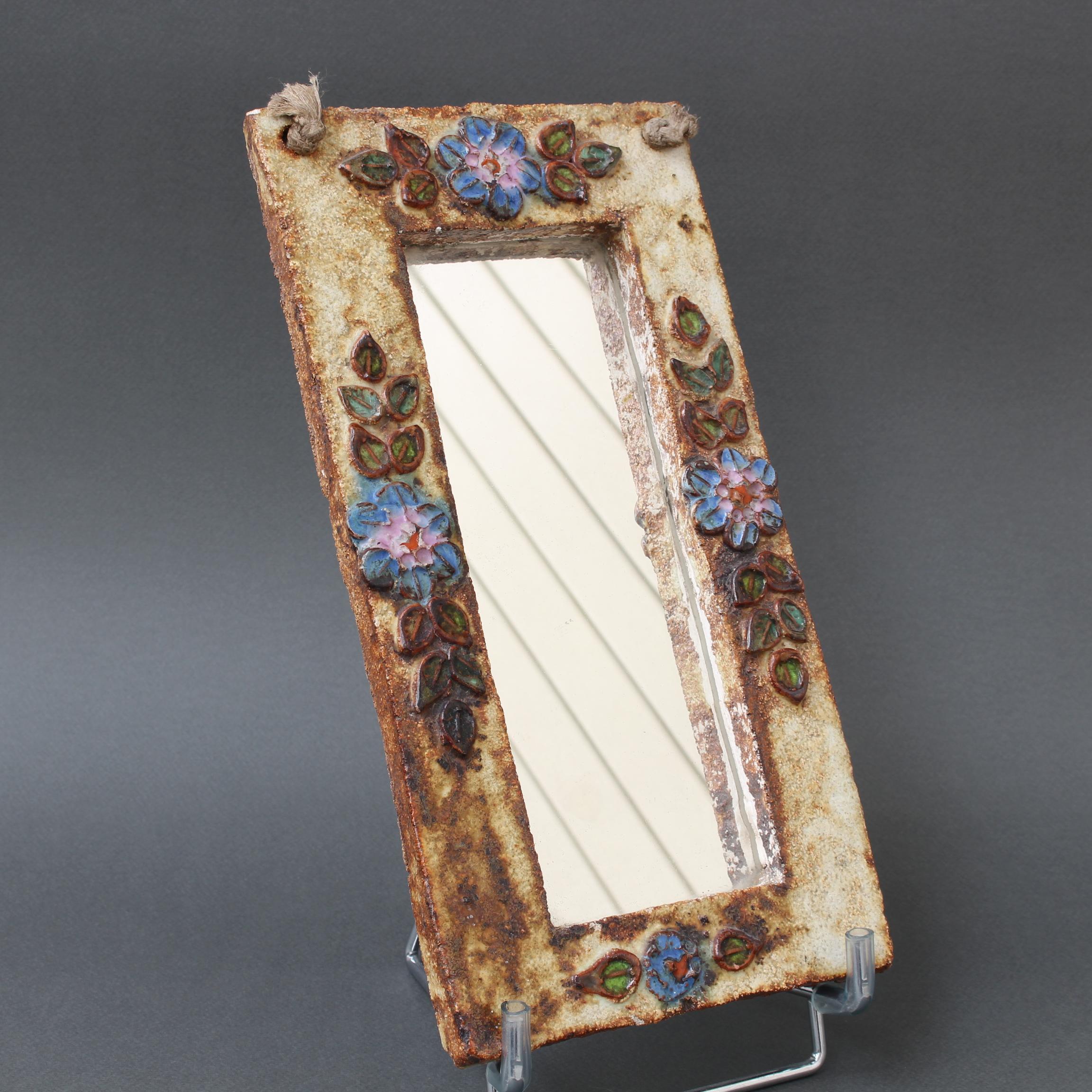 Keramik-Wandspiegel mit Blumenmotiv von La Roue (ca. 1960er Jahre) (Französisch) im Angebot