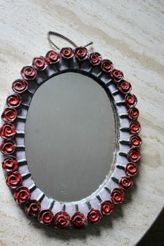 Espejo de pared de cerámica con flores y firmado en la base