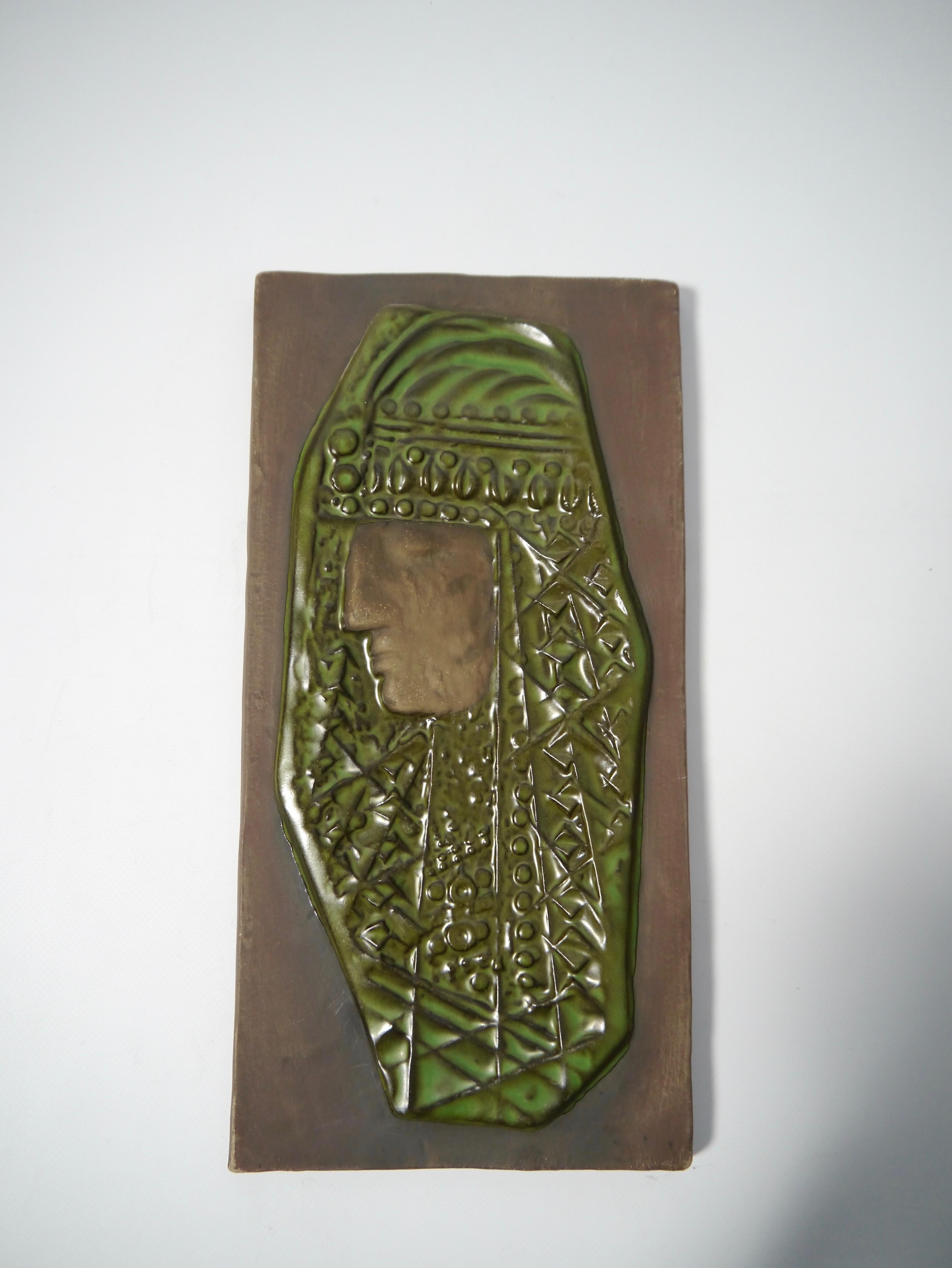 Wandtafel aus glasierter Keramik, hergestellt von Ester Wallin für Upsala Ekeby Ende der 1960er Jahre. Darstellung einer männlichen Figur aus dem Nahen Osten im scharf geschnittenen Gesichtsprofil, möglicherweise Lawrence von Arabien. Kennzeichnung