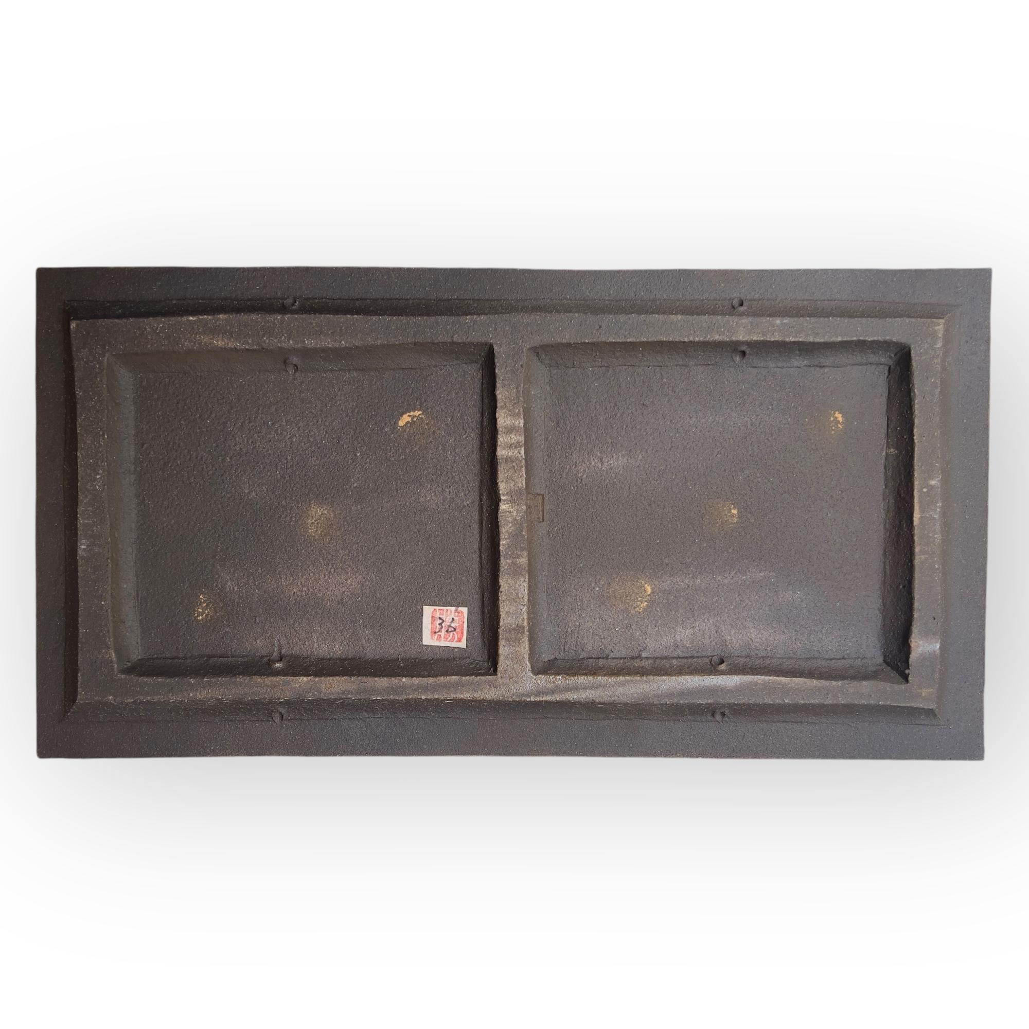 Wir freuen uns, dieses Wandkeramik-Kunstwerk von Asano Masaru präsentieren zu können.

Diese Keramiktafel zeugt von bemerkenswerter Handwerkskunst: Der Ton wird von Hand geformt, geschnitzt und anschließend bemalt, so dass ein originelles und