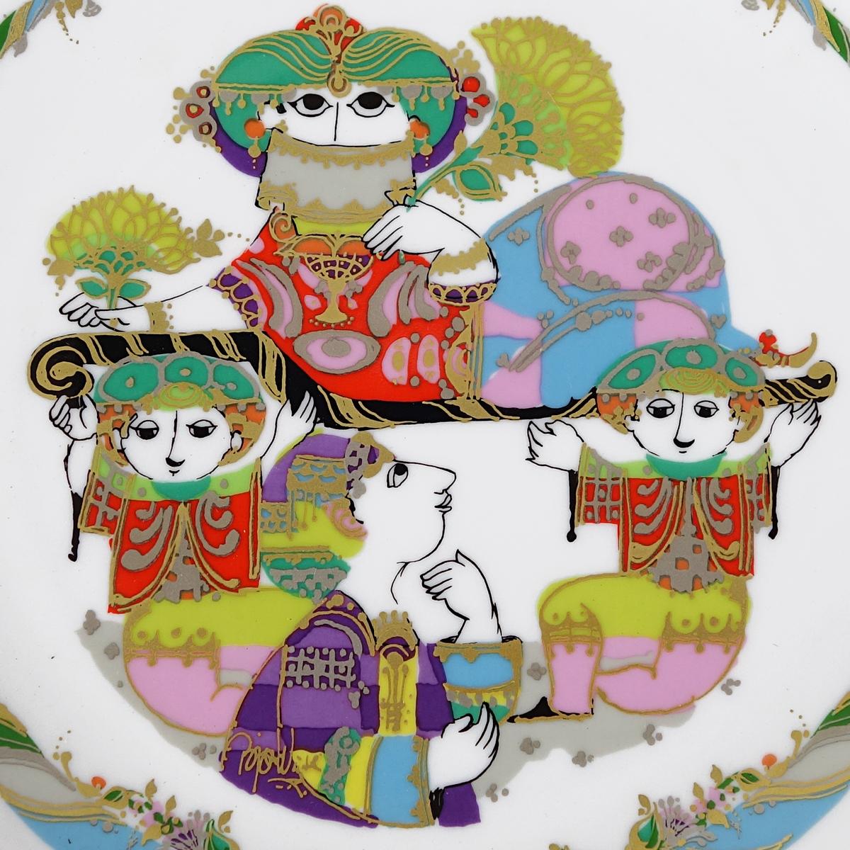 Exclusive and tasteful wall plate by Bjørn Wiinblad for Exclusiv Design, Warsteiner Edition 1993, Concertina.
A colorful and exotic scene shows us a veiled Arabic woman with a fan sitting on a sofa, with at her side two maids and a lord of nobility