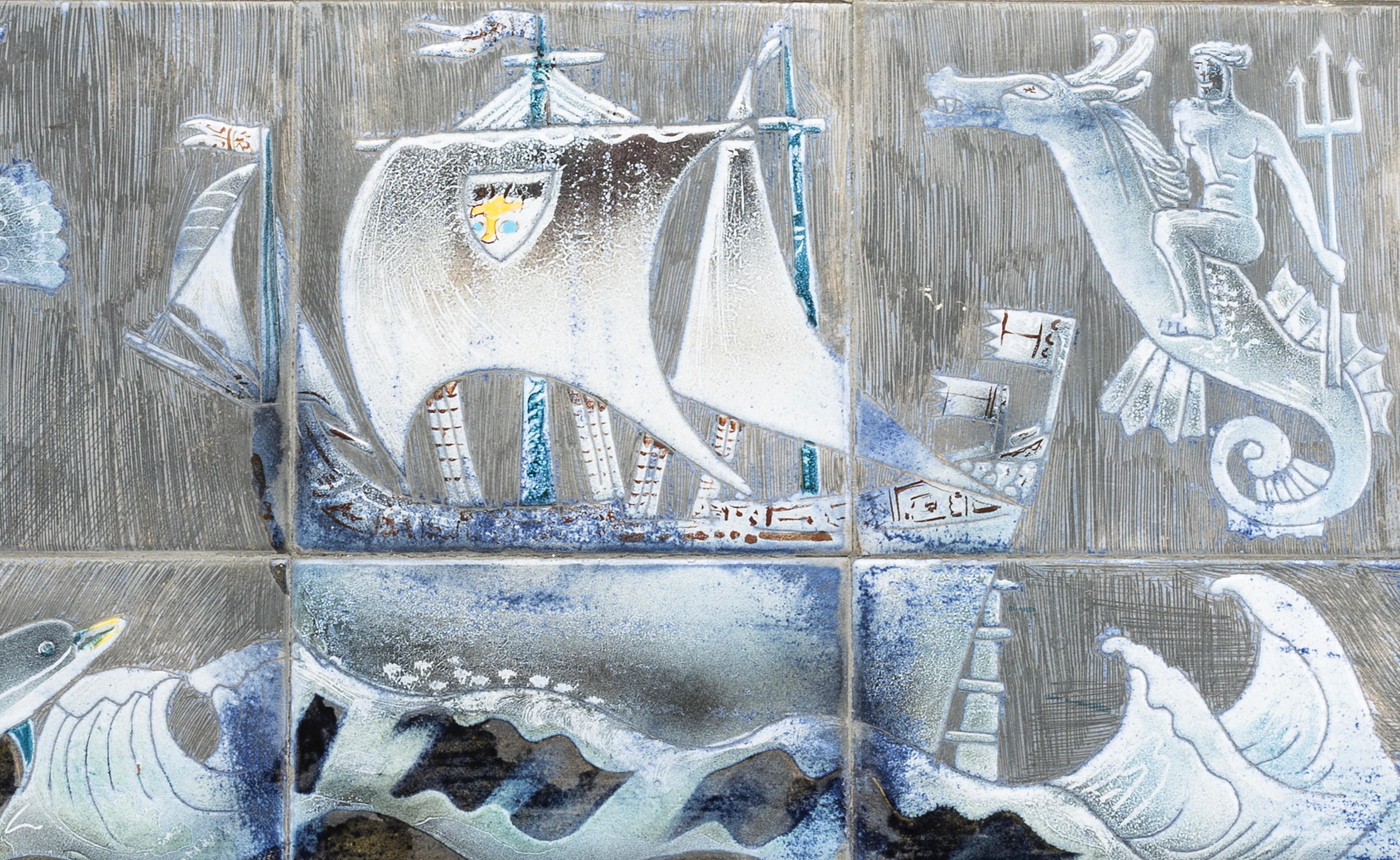 Plaque murale en céramique de Marian Zawadski pour Tilgmans Sweden 1968
Carreaux de céramique uniques et peints par l'artiste figurant un bateau avec des animaux et des dieux marins montés sur métal.
Cette œuvre originale est signée et datée par