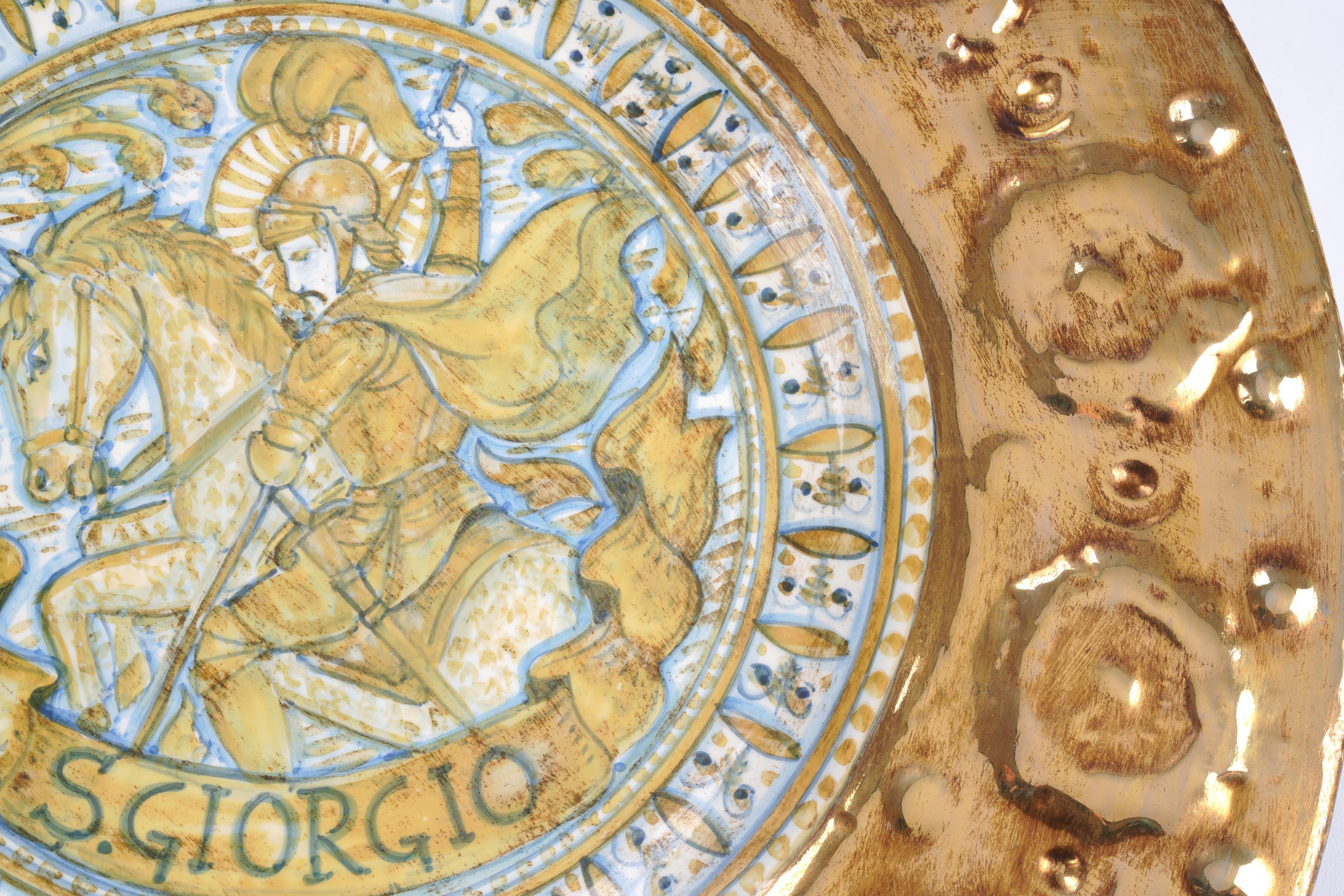 Rinascimento Piatto da parete in ceramica, centrotavola con San Giorgio, lucentezza e rilievi in oro 24 carati in vendita