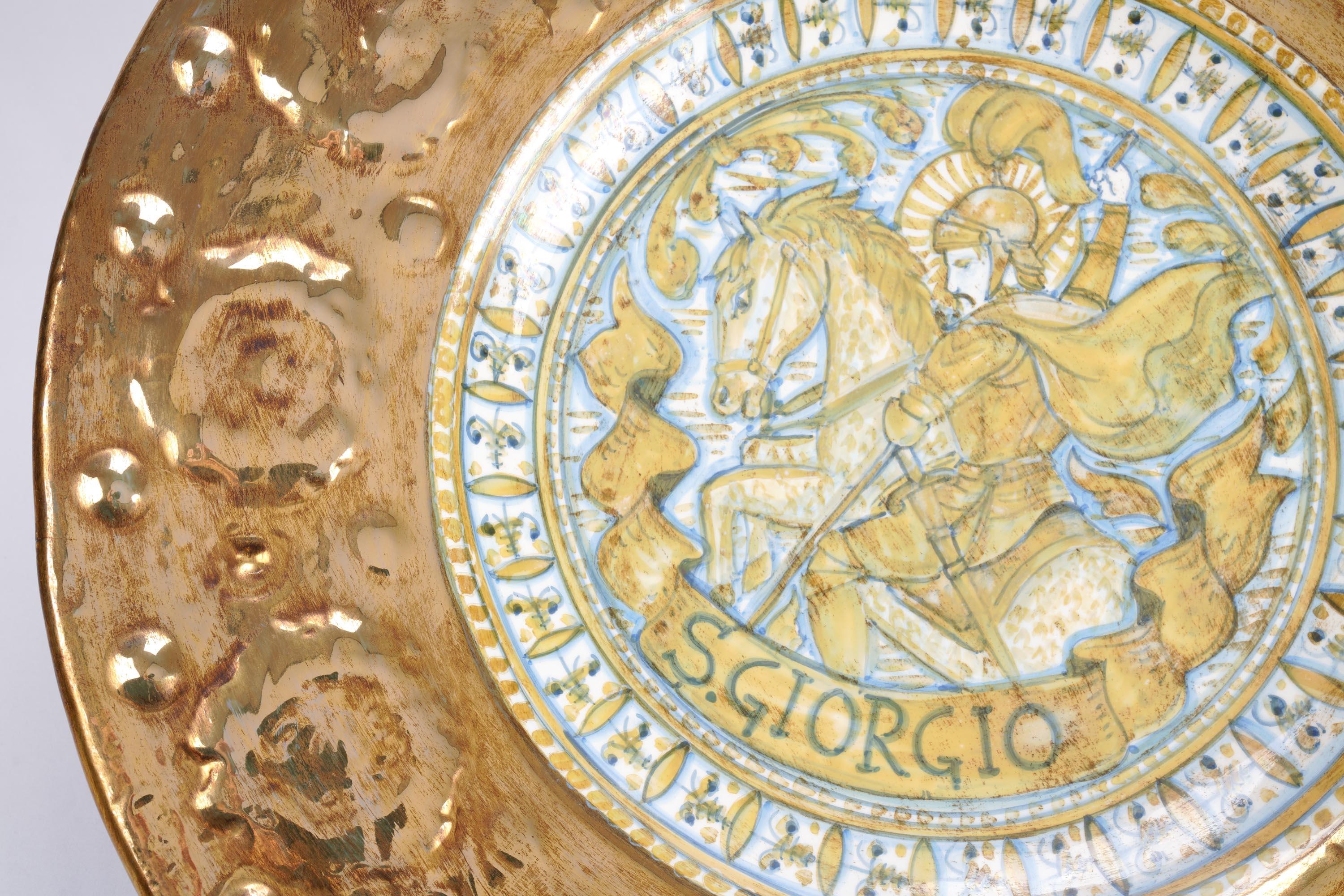 Italiano Piatto da parete in ceramica, centrotavola con San Giorgio, lucentezza e rilievi in oro 24 carati in vendita