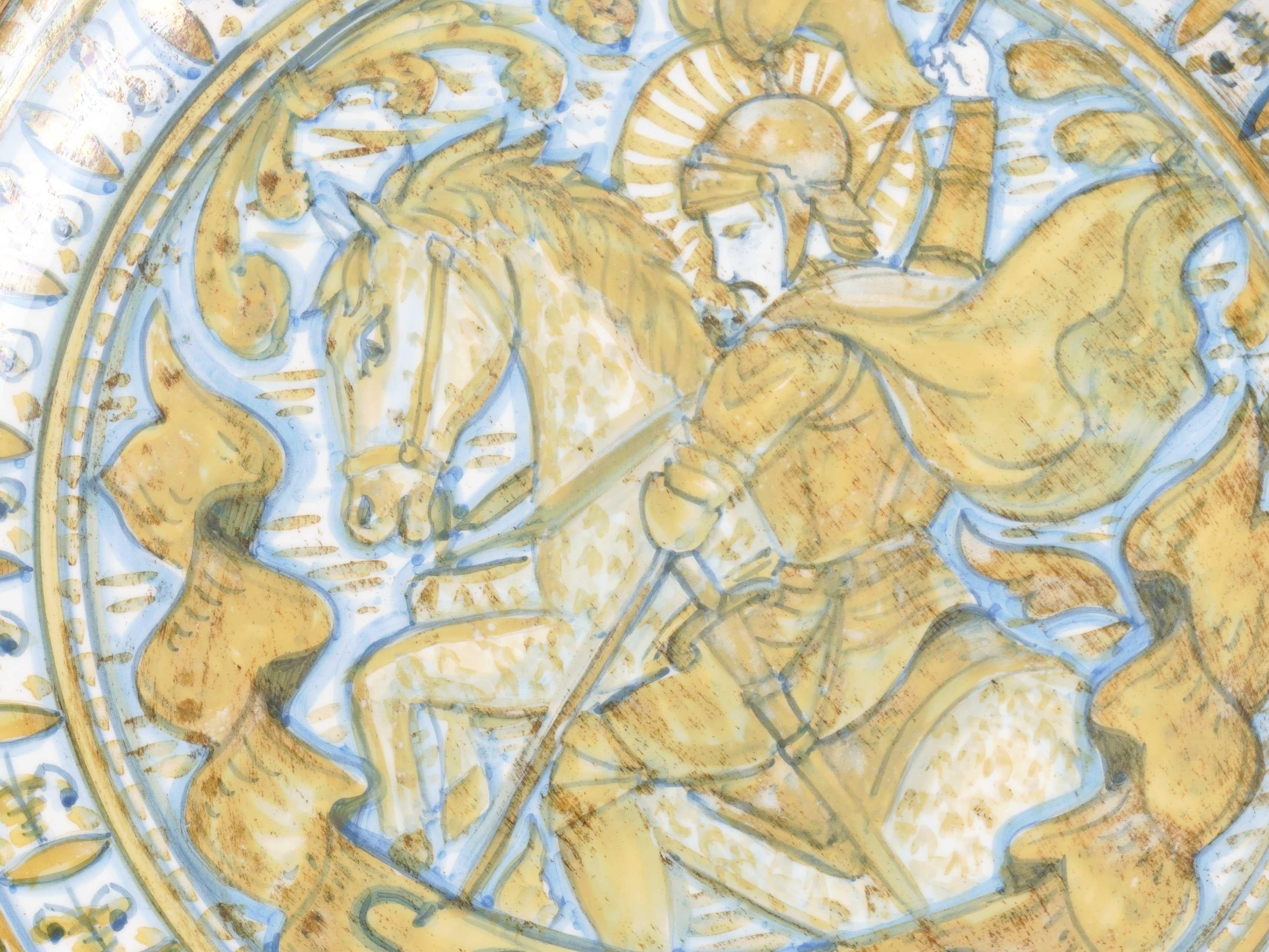 Fatto a mano Piatto da parete in ceramica, centrotavola con San Giorgio, lucentezza e rilievi in oro 24 carati in vendita