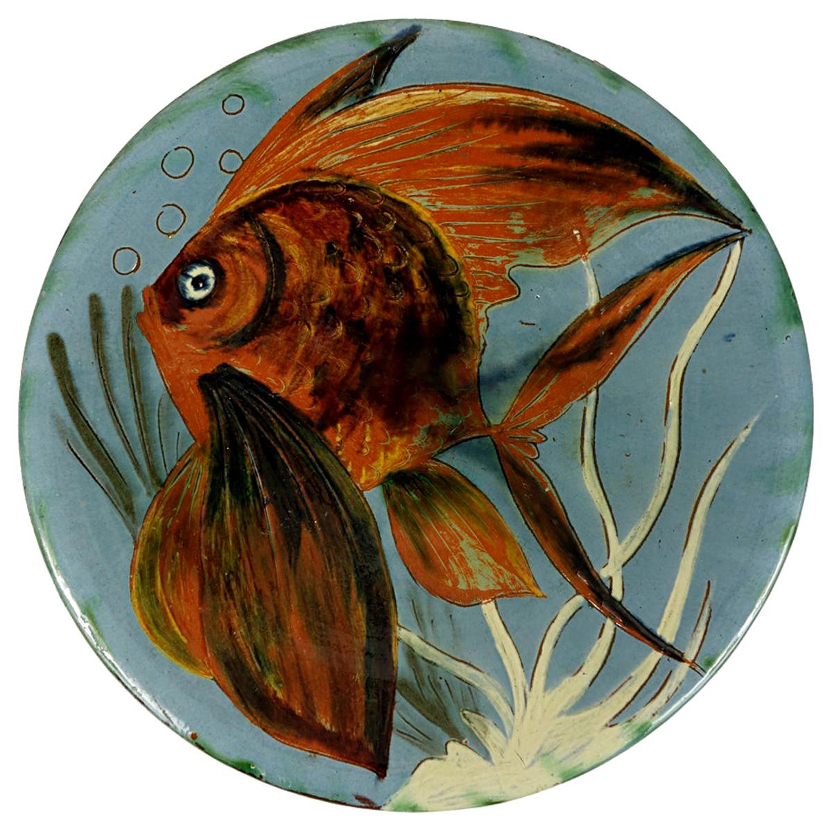 Plato de pared de cerámica con decoración de peces firmado por el fabricante español Puigdemont