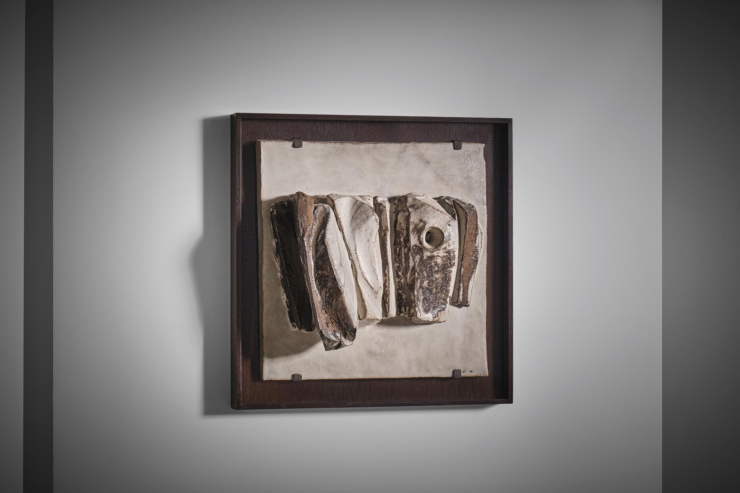 Einzigartiges skulpturales Wandrelief aus Keramik von Carlo Zauli (Faenza 1926-2002), Italien, 1960er Jahre. Außergewöhnliches und ausdrucksstarkes amorphes Relief in der schönen charakteristischen Farbe 