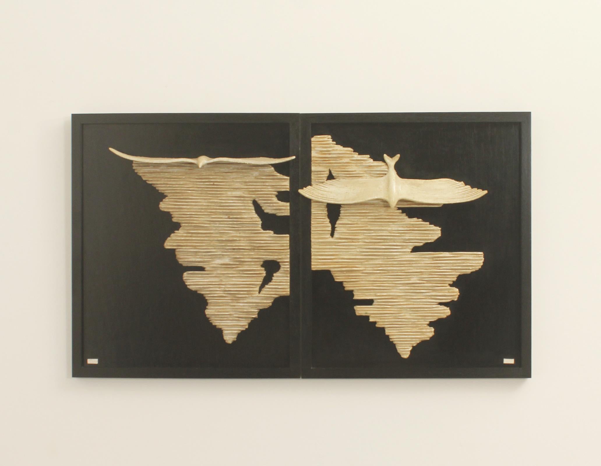 Coppia di opere d'arte da parete con rilievi in ceramica di Josep Maria Palou, Spagna, anni '80. Cornici in legno di quercia ebanizzato nero con rilievi in ceramica. 