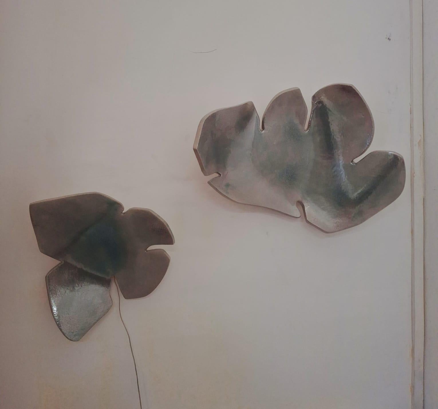 Aplique de cerámica de Elsa Foulon
Pieza única.
Dimensiones: P 40 x A 60 cm.
Materiales: Cerámica.

Las dimensiones pueden variar. Todas nuestras lámparas pueden cablearse según cada país. Si se vende a EEUU, se cableará para EEUU, por ejemplo.