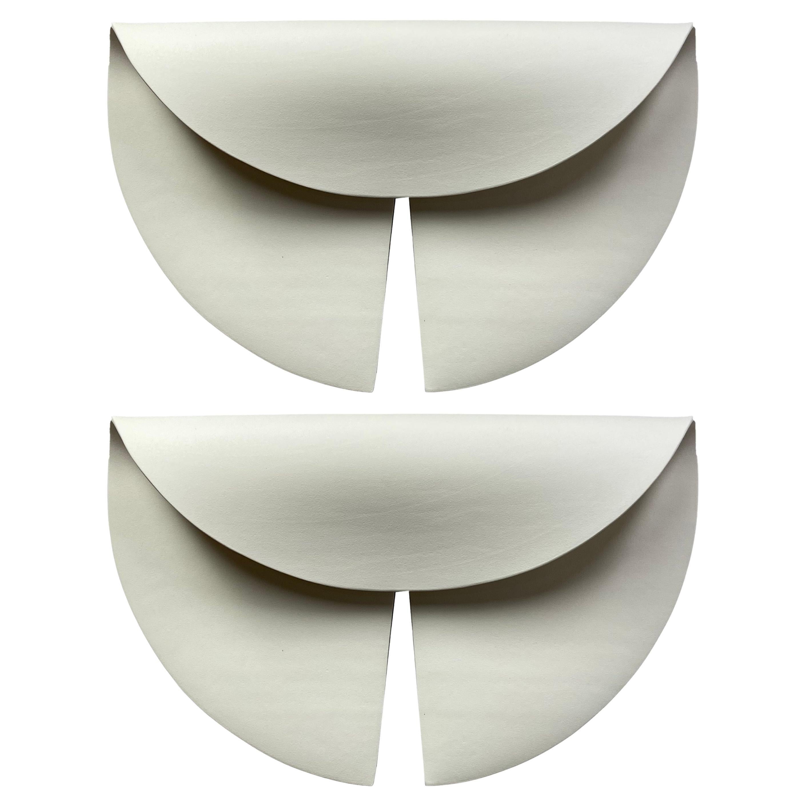 Keramik-Wandskulptur: „Blatt“ PAIR OF TWO / Von Olivia Barry im Angebot