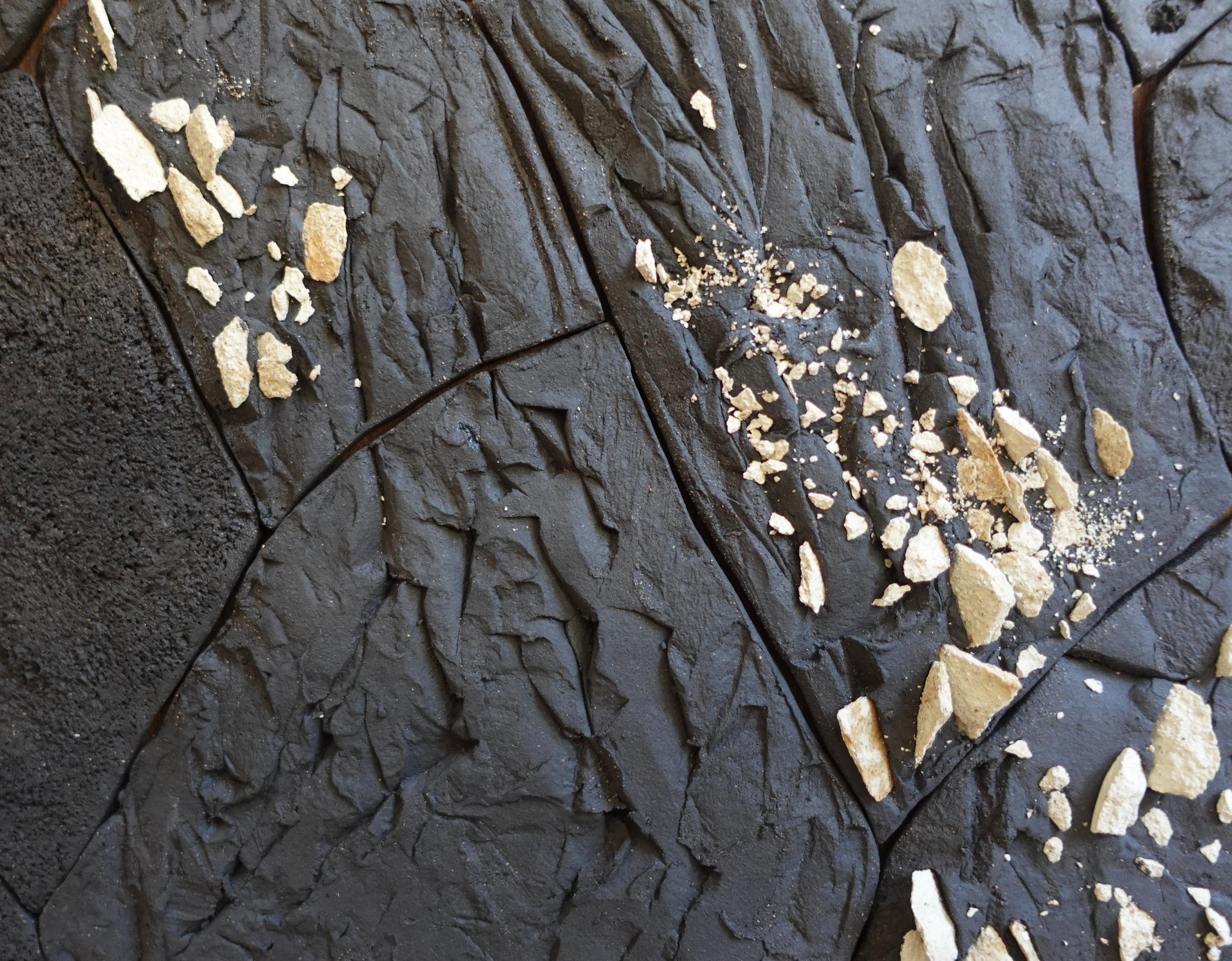 Keramische Wandskulptur auf Holzplatte - Fragmentierte Landschaft III (Organische Moderne) im Angebot