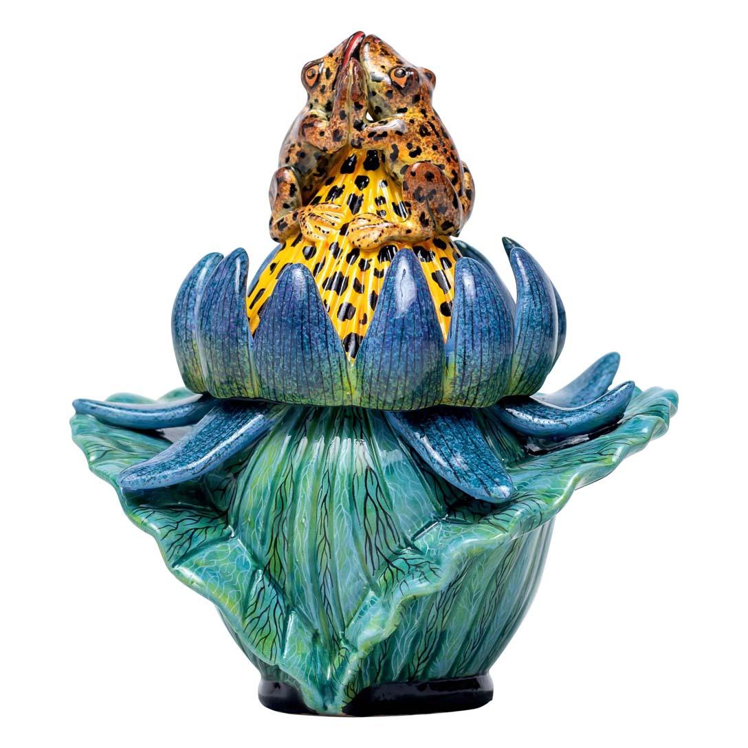Ceramic Waterlilies Plant And Frog Jewelry Box  , hand made in South Africa In Excellent Condition In North Miami, FL