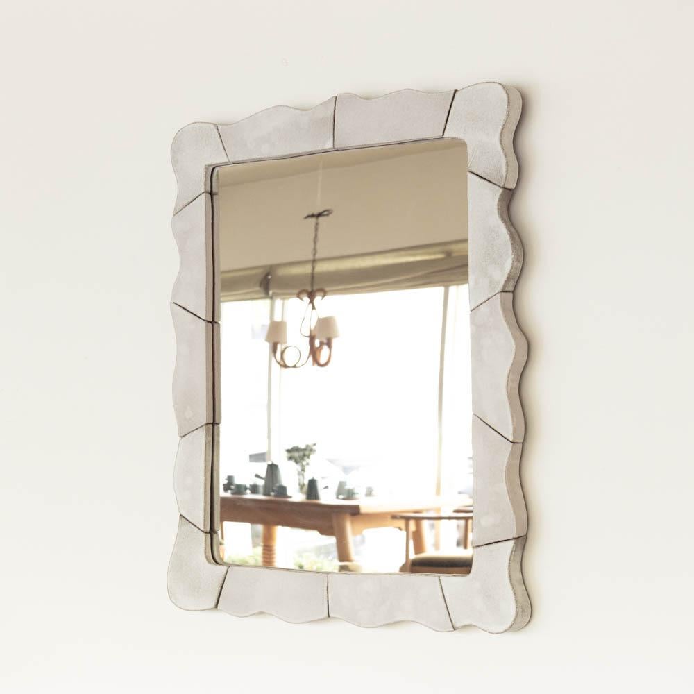 Miroir ondulé en céramique, grand Neuf - En vente à Los Angeles, CA