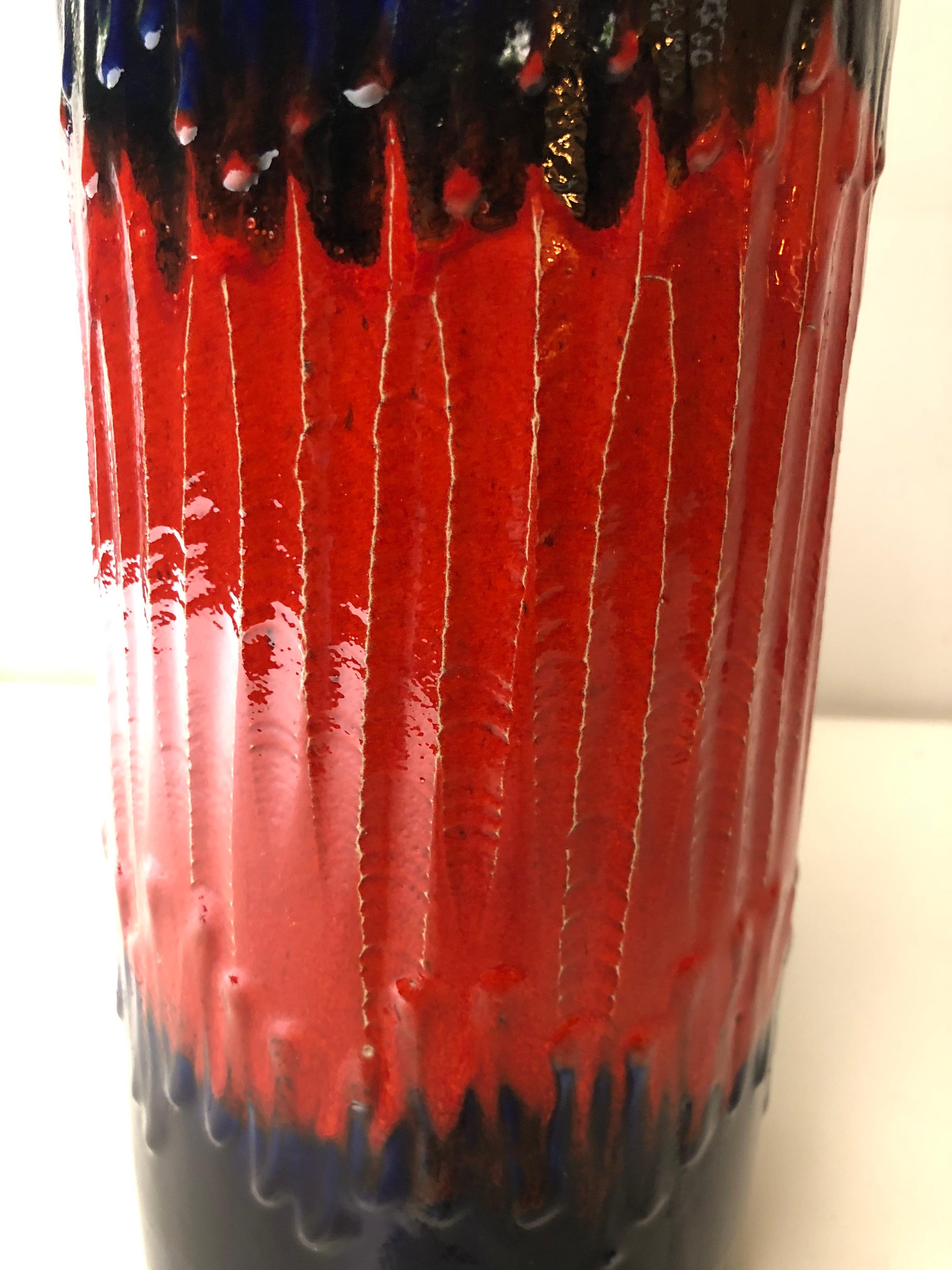 This original vintage vase was produced in the 1970s in Germany. It is made of porcelain in fat lava optic. The bottom is marked with 412-40. Straightforward and minimalistic design of the 1970s design era.