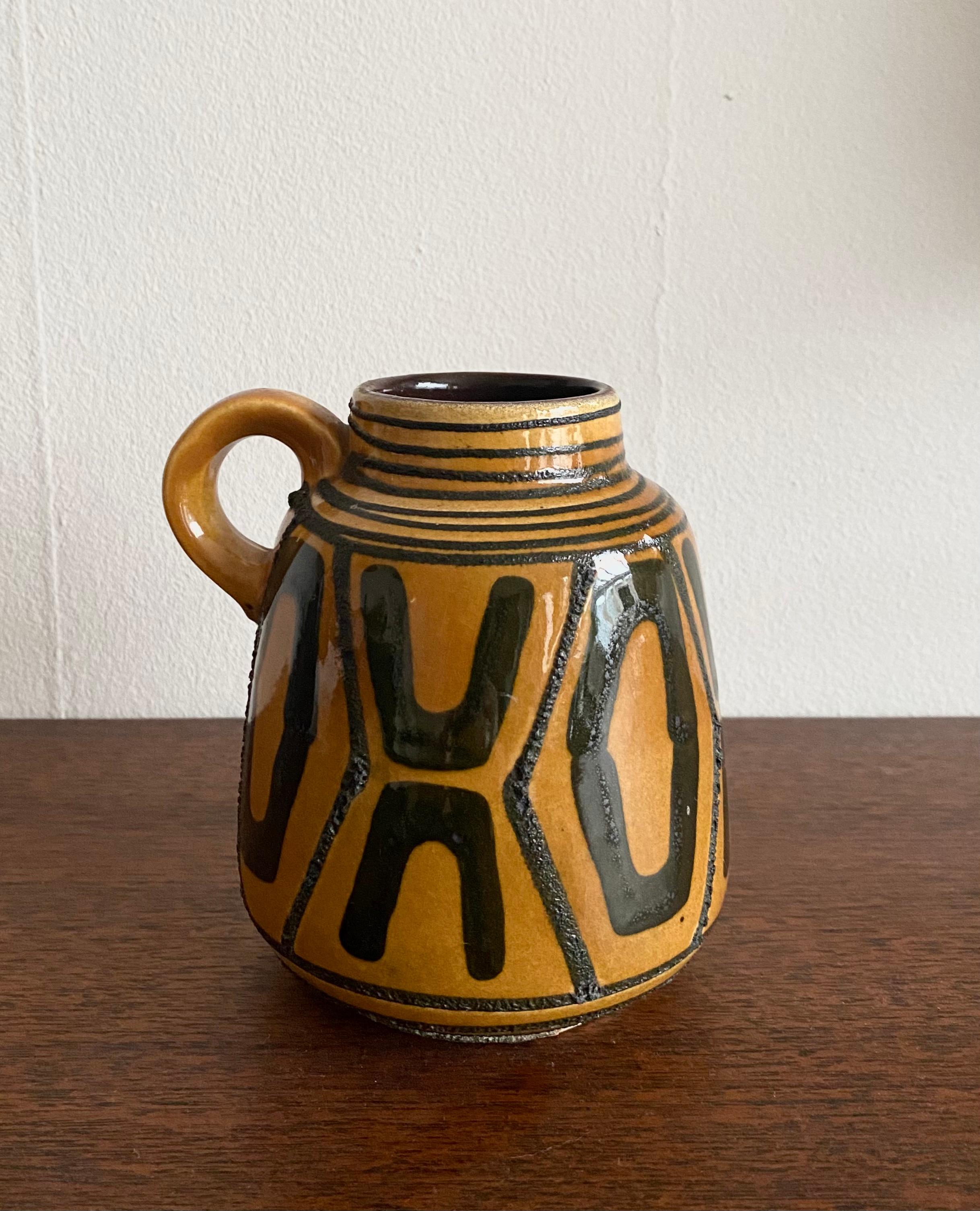 Lovely small West Germany ceramic jug / vase, 1535-13 with rare black and Honey colored decoration and some fatlava components. The piece is in very good condition.
