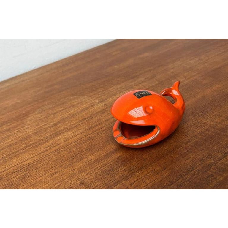 Ceramic Whale Figurine Ashtray from Ceramica D'Arte, Salerno, Italy, 1970s, in Very Good conditions. Designed 1970 to 1979 This piece has an attribution mark.

Additional information:
Materials: Ceramic
Color: Orange
Country of Origin: Italy
Item