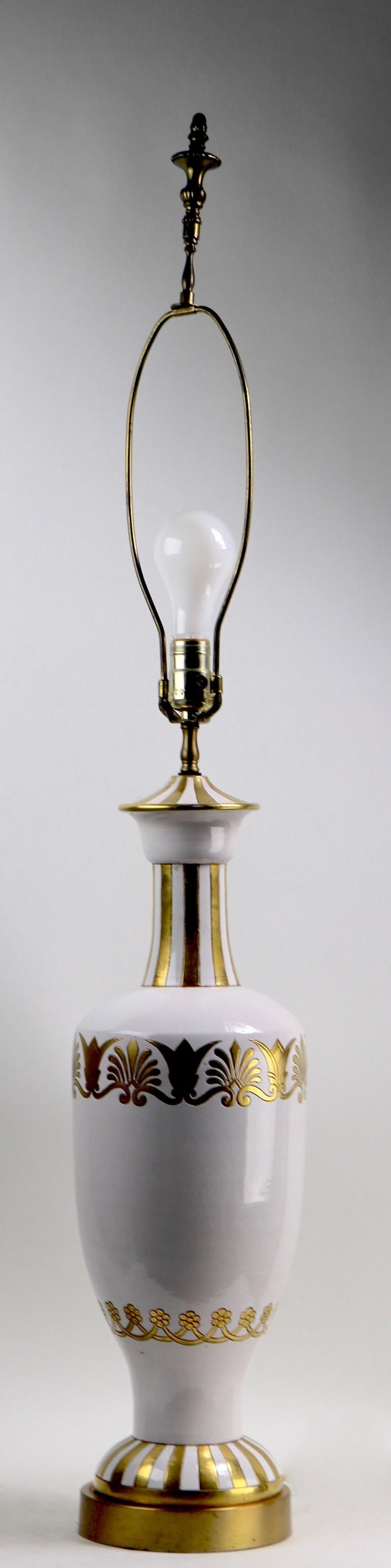 Weiß vergoldete keramische Tischlampe von Ugo Zaccagnini (Hollywood Regency) im Angebot