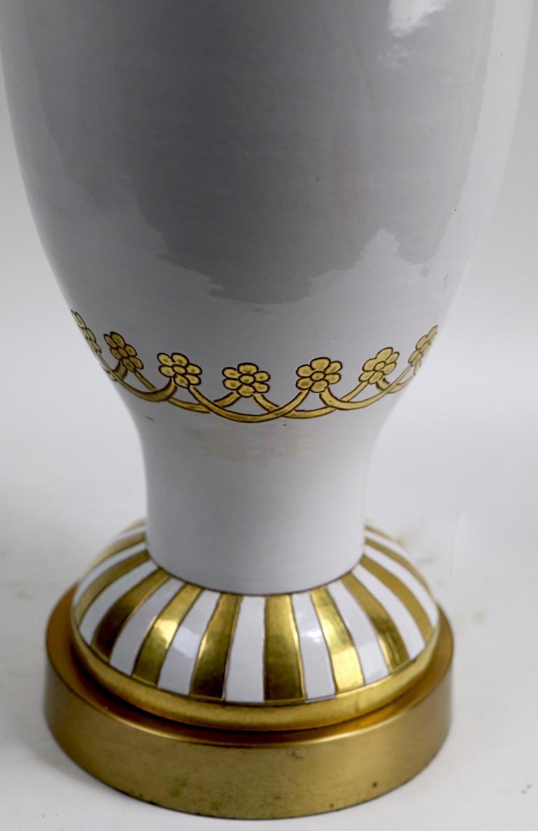Weiß vergoldete keramische Tischlampe von Ugo Zaccagnini im Zustand „Hervorragend“ im Angebot in New York, NY