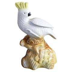 Statuetta in ceramica bianca e gialla di uccello cacatua, Brasile