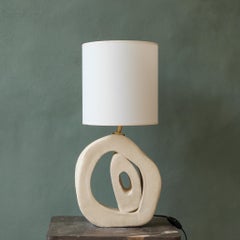 Lámpara de sobremesa de cerámica blanca orgánica hecha a mano por Studio Wild Orange