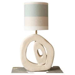 Lámpara de sobremesa de cerámica blanca orgánica hecha a mano por Studio Wild Orange