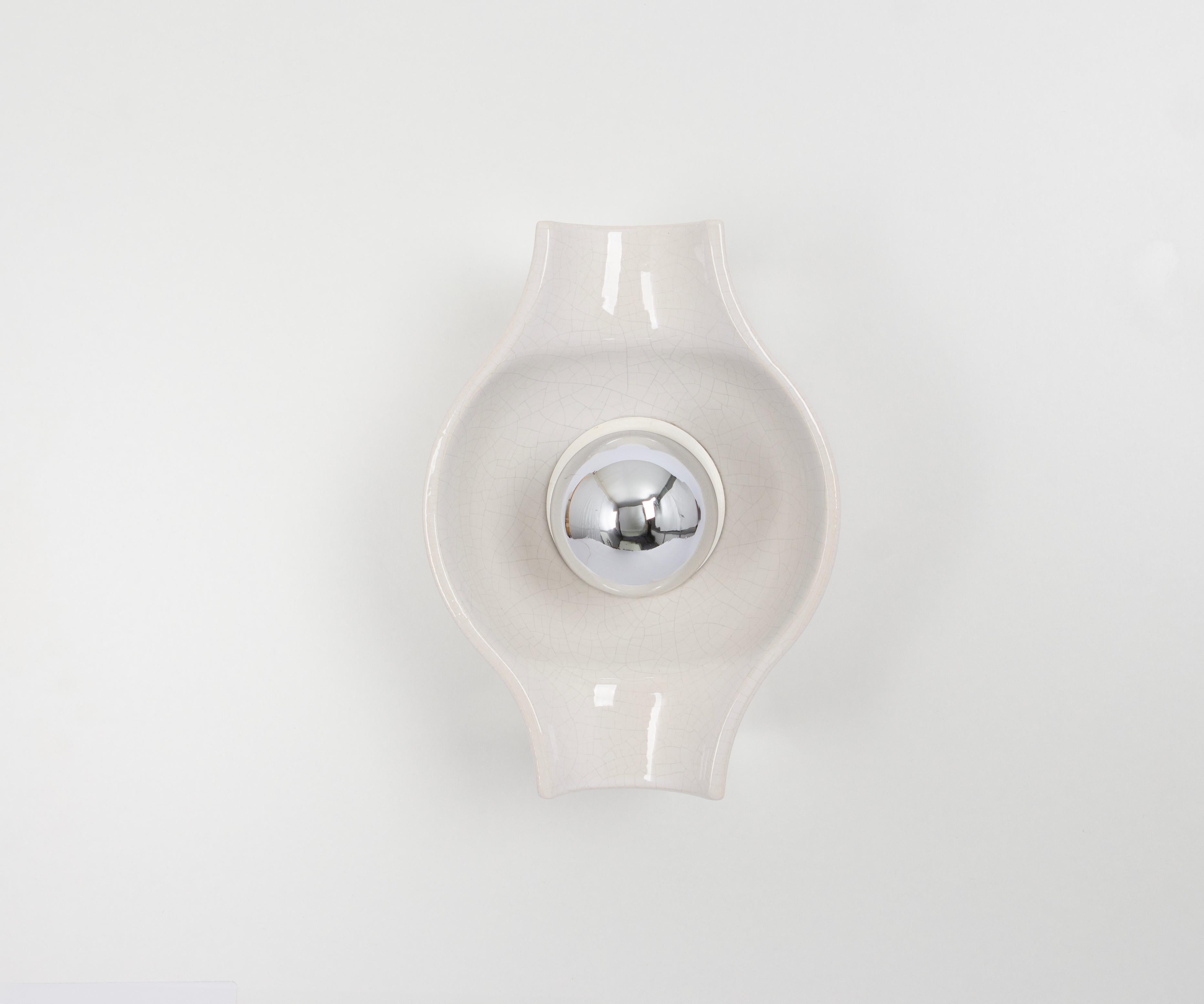 Weiße Keramik-Wandleuchte Sputnik, entworfen von Cari Zalloni Deutschland, 1970er Jahre

Schwere Qualität und in sehr gutem Zustand. Gereinigt, gut verkabelt und einsatzbereit. 

Die Leuchte benötigt 1 x E27 Standard-Glühbirne mit je 100W max.