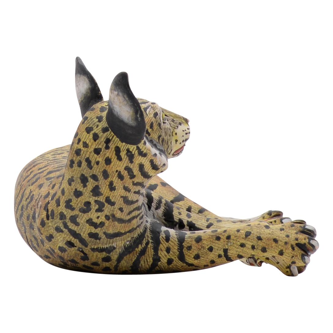 Gatsheni Ceramic Art présente une étonnante sculpture de chat sauvage en céramique provenant d'Afrique du Sud. Peinte et sculptée à la main, cette pièce unique présente une finition mate, mettant en valeur le travail méticuleux de deux artistes