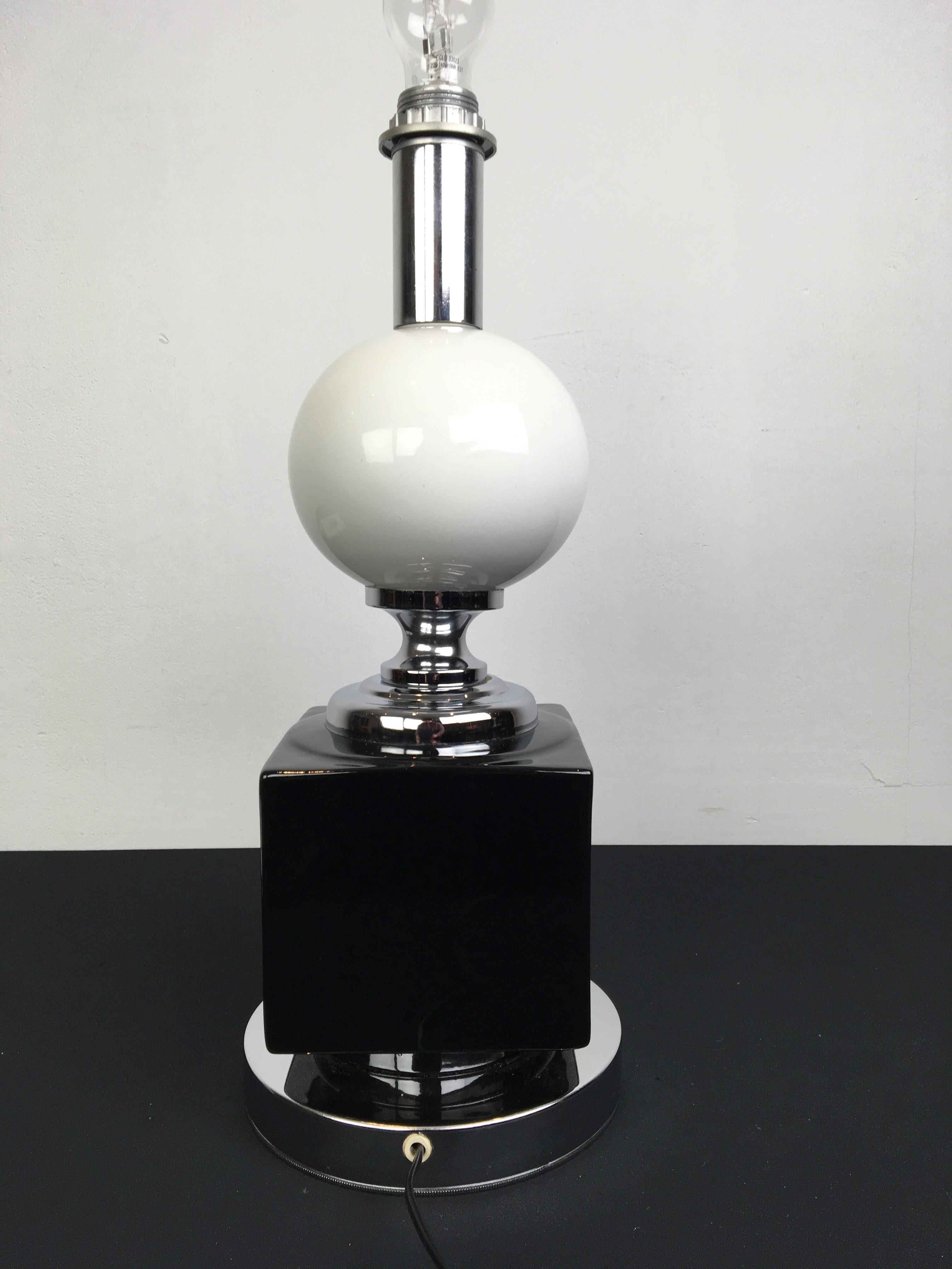 Lampada da tavolo geometrica in ceramica e cromo, anni '70 in vendita 3