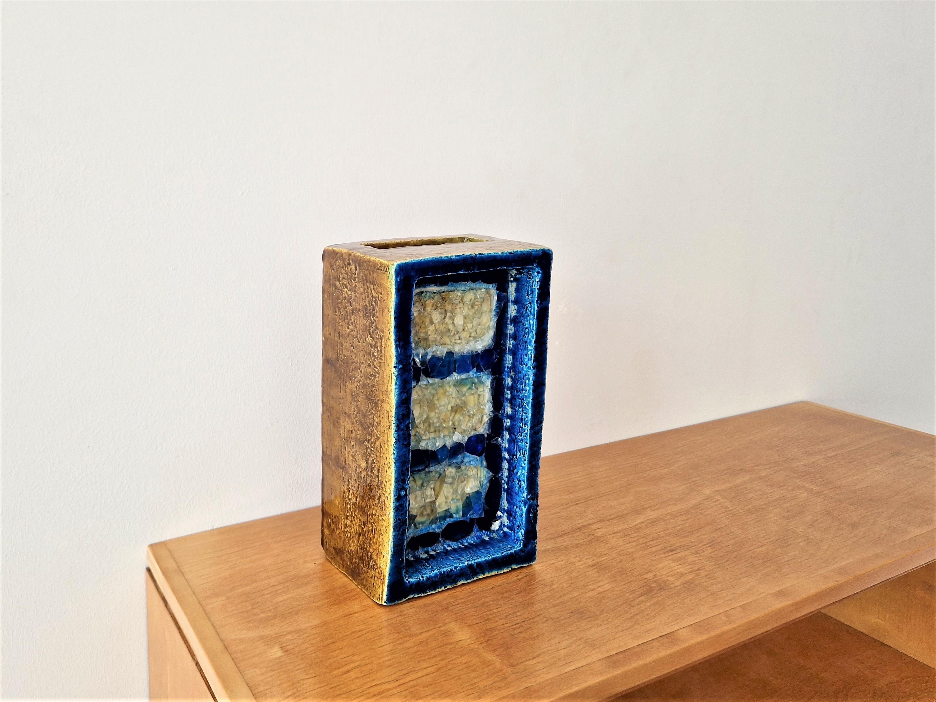 This beautiful and not often seen rectangle shaped 'Fritte' vase is a true eyecatcher with a front of blue ceramic with glass mosaic. Behind the mosaic there is a beautiful and surprising pattern of fish. Very likely a design of Aldo Londi who