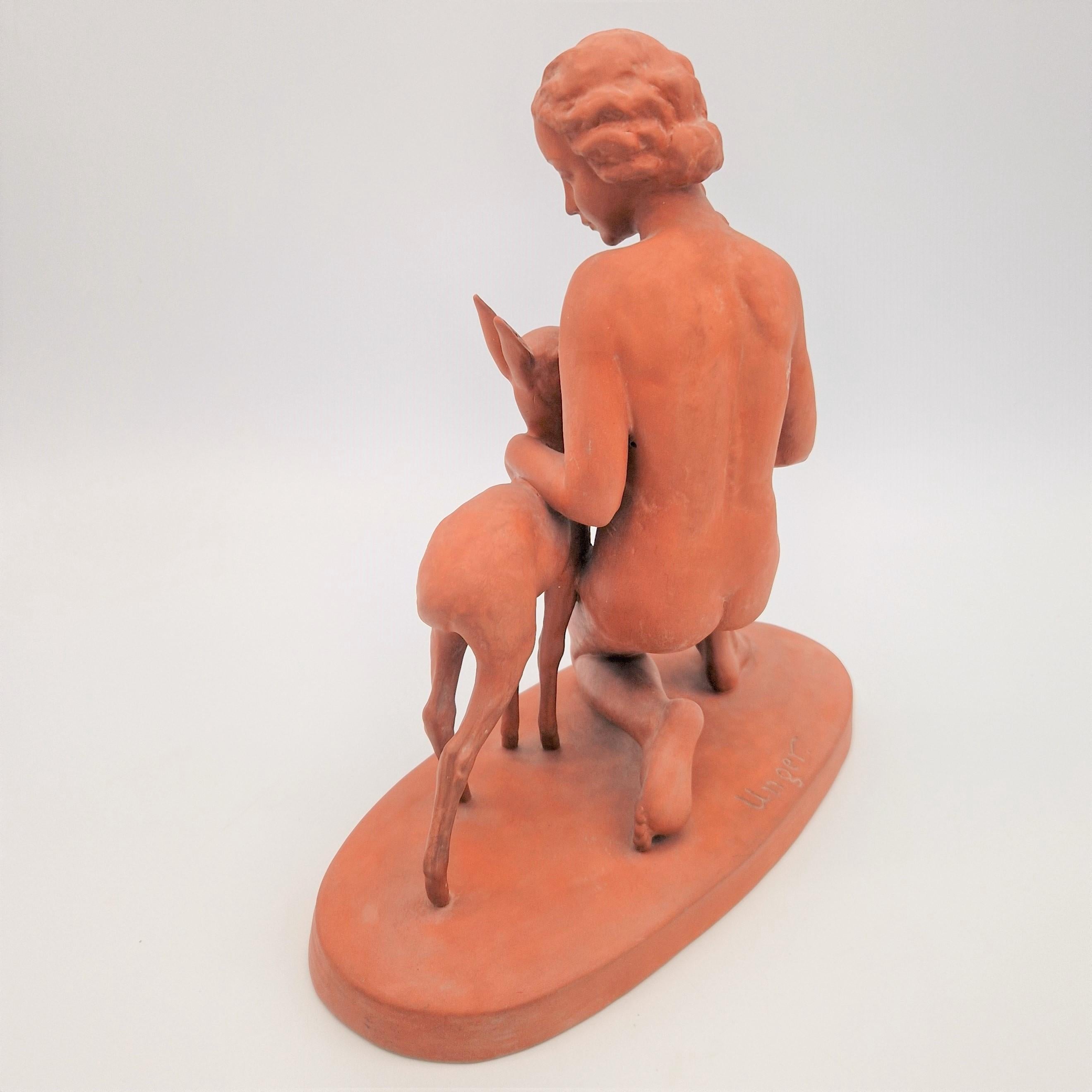 Donna in ceramica con cervo di R. Unger per Göbel. 1941 in vendita 1