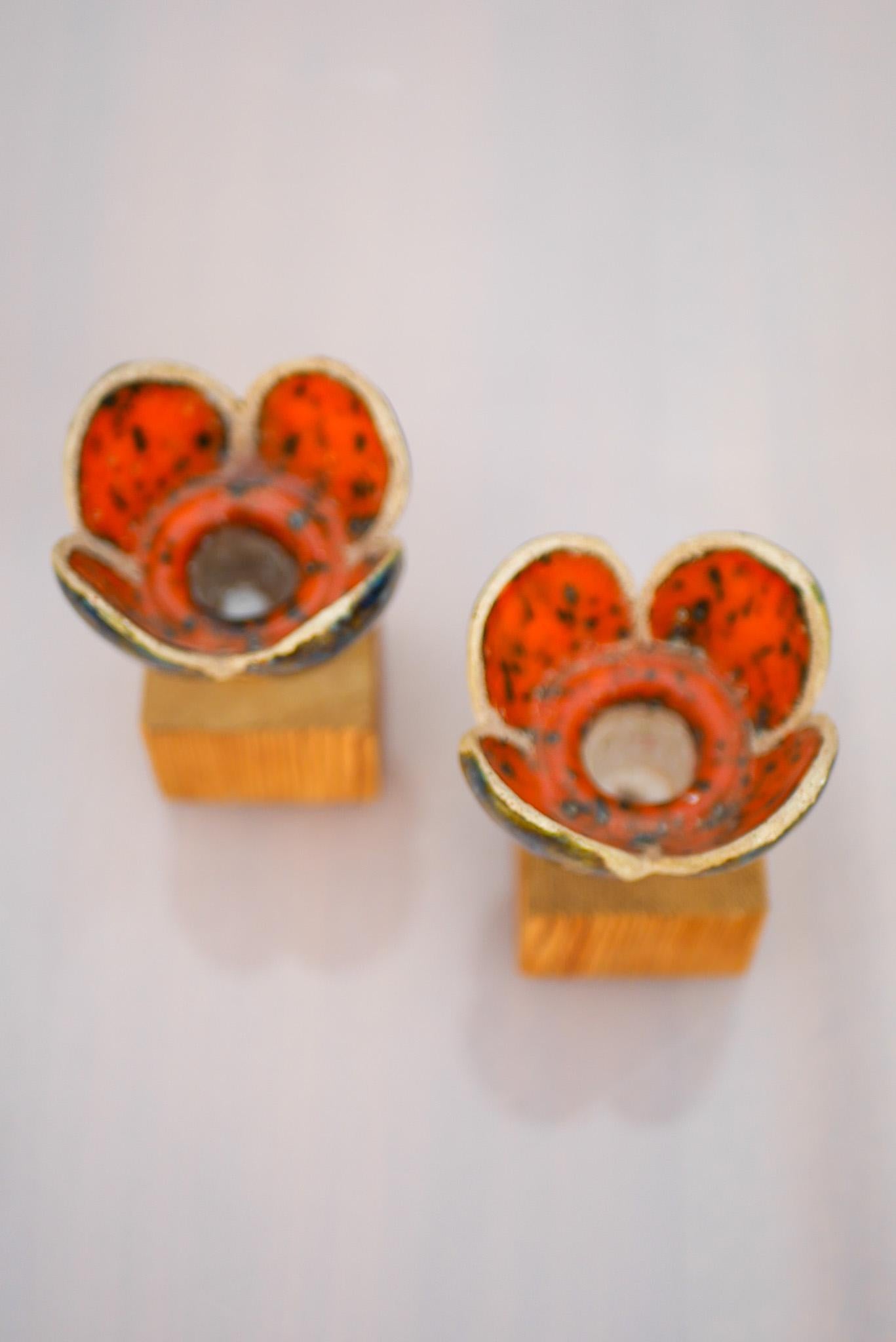 Pair of Scandinavian Modern Floral Ceramic and Wood Candlestick Holders by Nittsjö, Sweden, 1960s

A beautiful pair of Scandinavian Modern candlestick holders designed and produced by Nittsjö Keramik, Sweden, circa 1970s. These striking pieces