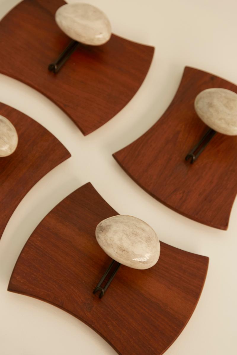 Struttura con base in legno di mogano, supporti in metallo laccato e ceramica smaltata colorata, realizzata dall'Atelier A di Victor Cerrato. Prodotto da Home, Italia, circa 1950. Orizzontale - H21 W26 D9 cm
Verticale - H26 W21 D9 cm