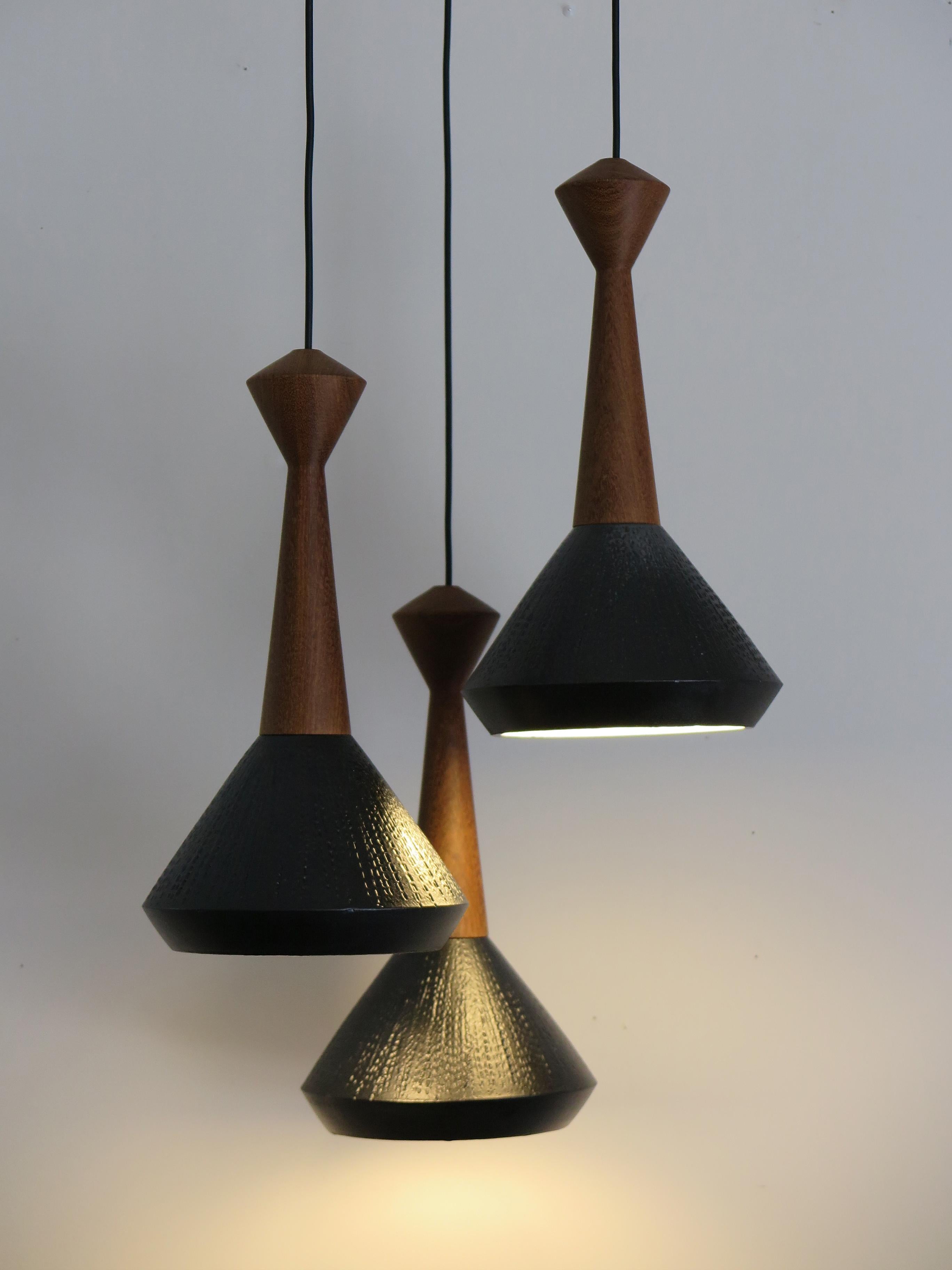 Set ceramic pendant lamps turned and hand-engraved with matte black enamel with wood details, new contemporary design Capperidicasa.
Single lamp measures: Height 44 cm, diameter 24 cm.