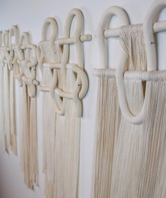 55" x 34" Keramik- und Faser-Wandskulptur #758, Steingut mit weißen Baumwollfransen