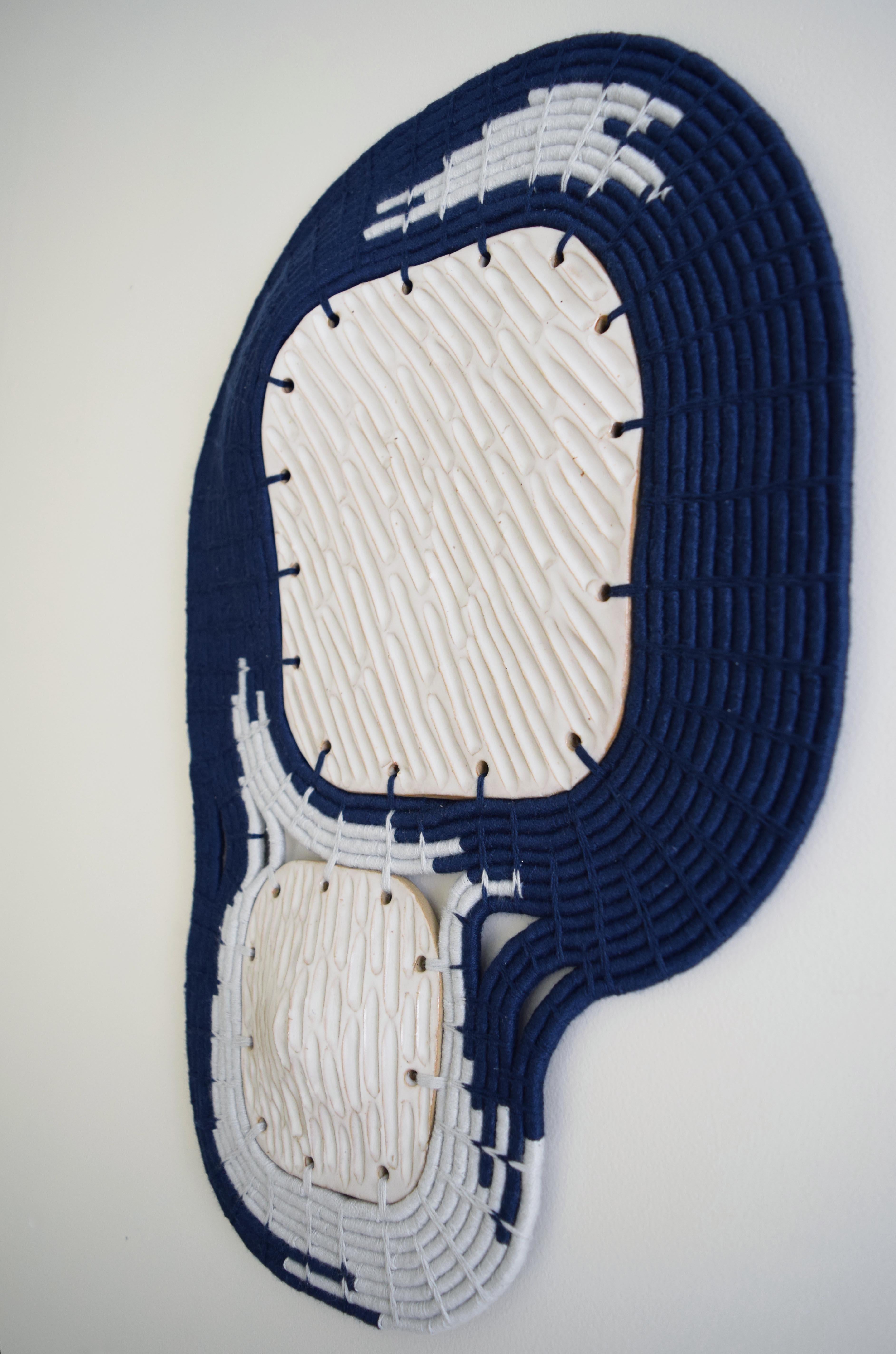 Escultura de pared de cerámica y fibra tejida #845 - Esmalte blanco, algodón azul marino y azul pálido Moderno orgánico en venta