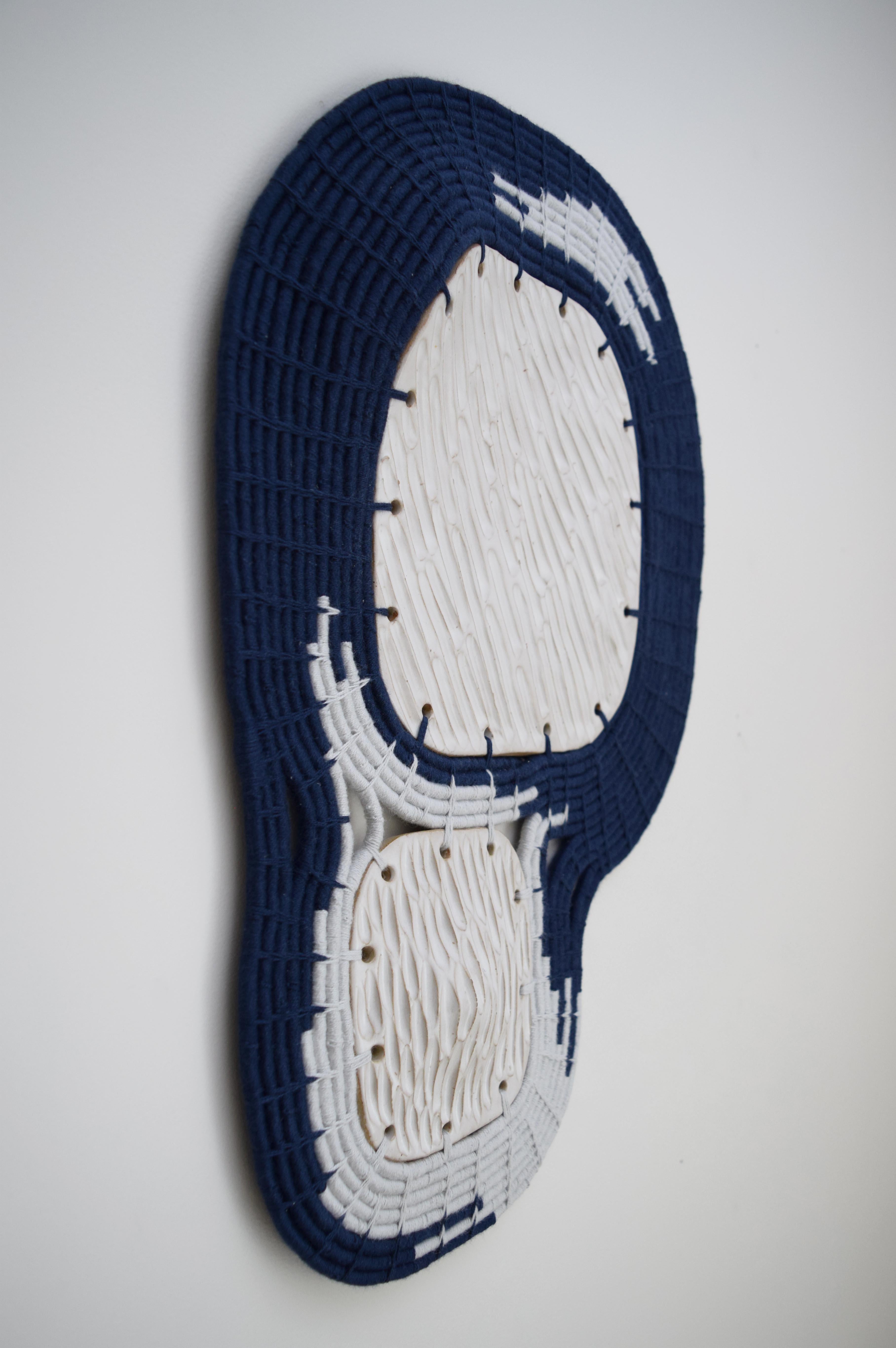 Escultura de pared de cerámica y fibra tejida #845 - Esmalte blanco, algodón azul marino y azul pálido Estadounidense en venta