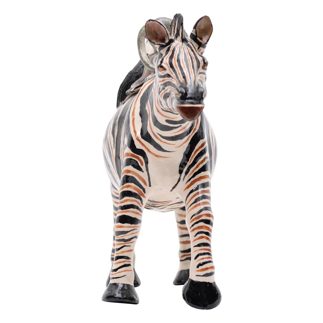 Die Zebra-Keramik-Teekanne von Imvelo Natural Art ist eine bemerkenswerte Verschmelzung von Kunstfertigkeit und kulturellem Erbe aus Südafrika. Diese von Bernard handgeformte und von Snethemba handbemalte Teekanne ist 10 Zoll hoch, 14 Zoll lang und