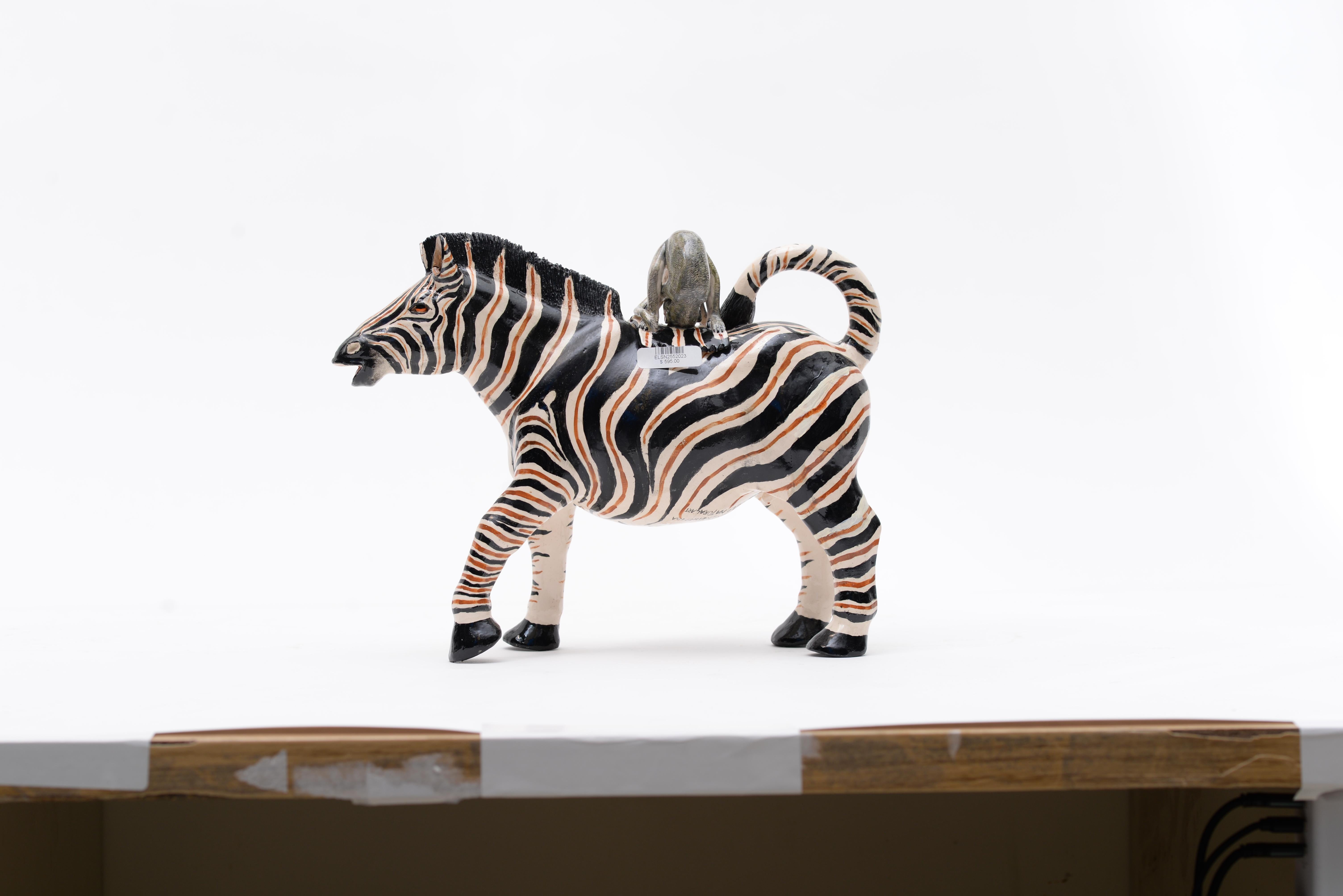 Teekanne aus Keramik mit Zebra und Affe, handgemacht in Südafrika (Südafrikanisch) im Angebot