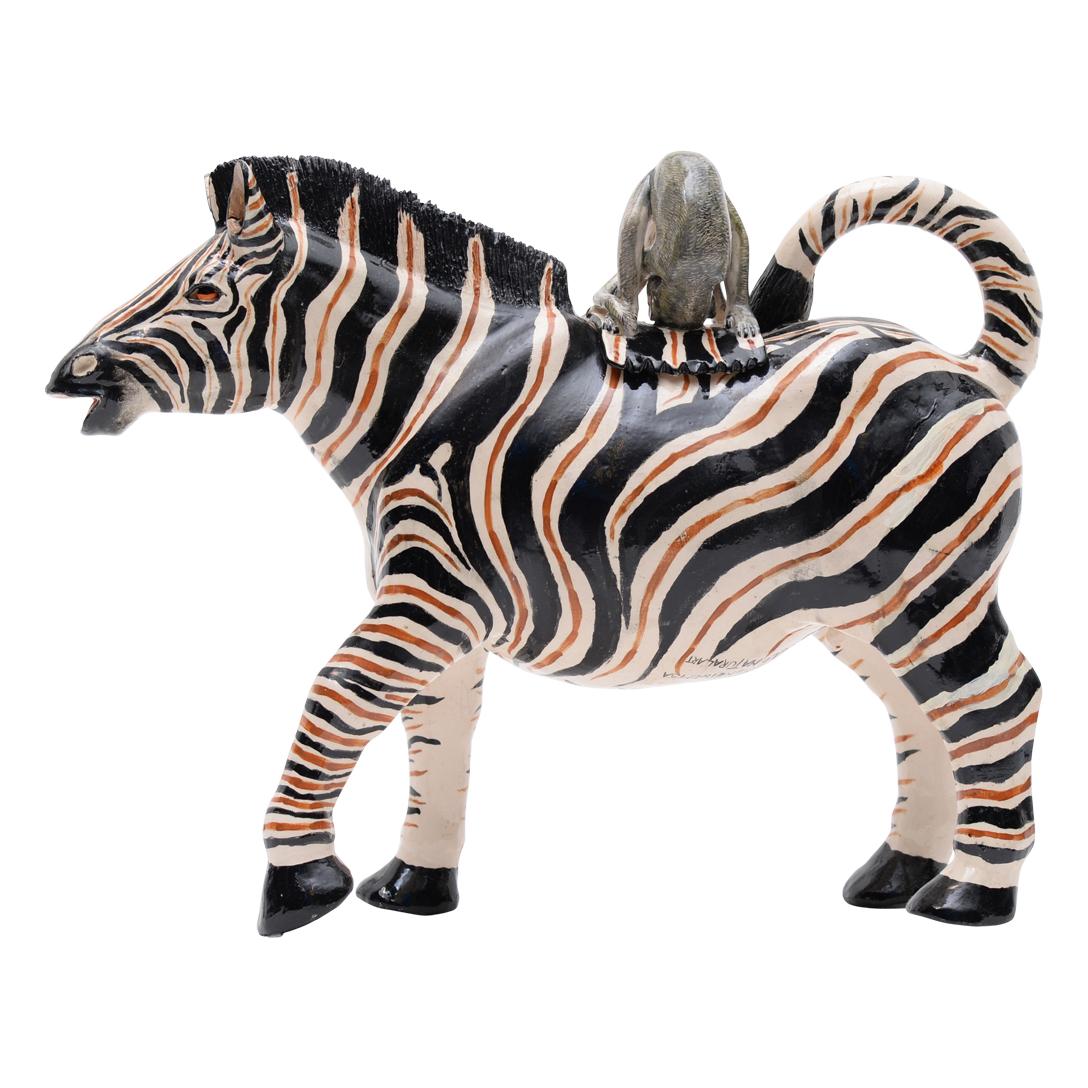 Teekanne aus Keramik mit Zebra und Affe, handgemacht in Südafrika (Gebrannt) im Angebot