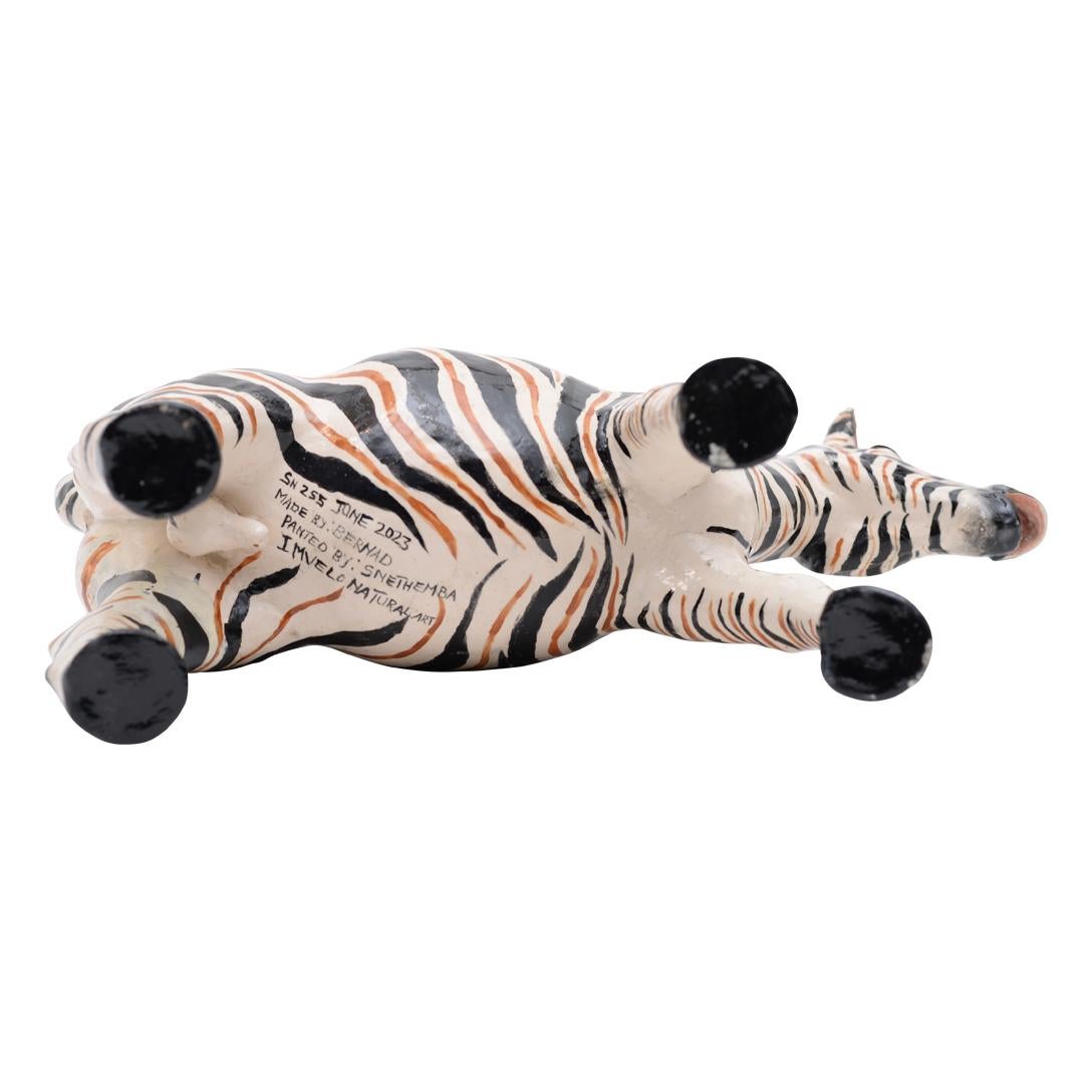 Teekanne aus Keramik mit Zebra und Affe, handgemacht in Südafrika (21. Jahrhundert und zeitgenössisch) im Angebot