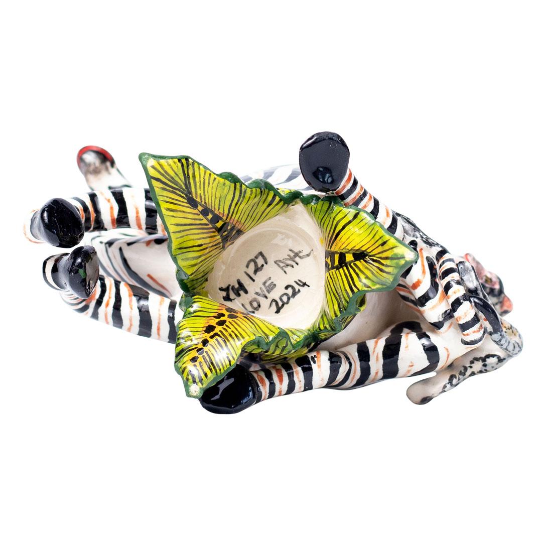 Coquetier zébré peint à la main par Zinhle Nene et sculpté par Sabelo Khoza

Découvrez le charme de ce ravissant coquetier zébré, une pièce de céramique saisissante réalisée par les talentueux artistes Zinhle Nene et Sabelo Khoza de Love Art Ceramic