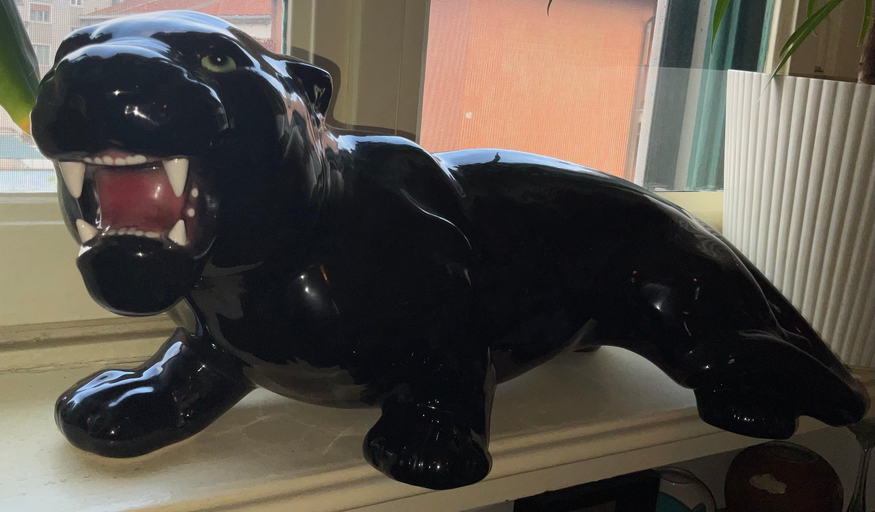 GROSSER KERAMIK-BASSANO, der einen schwarzen Panther darstellt, feuerverglast.
In perfektem Zustand, original  HERGESTELLT IN ITALIEN 1960.