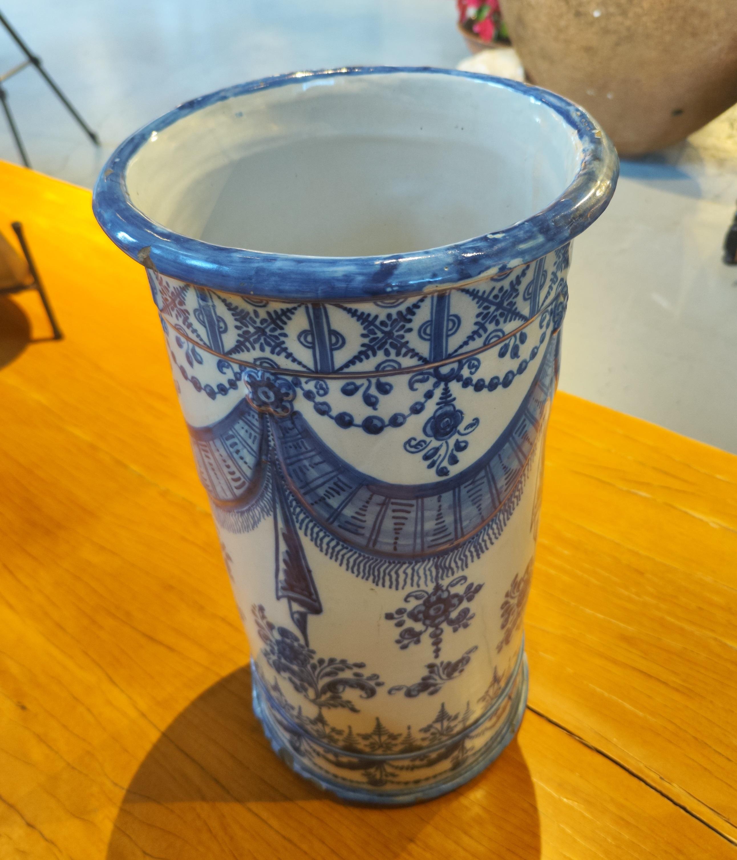 Ceramica de Talavera firmada en la base con decoracion de guirnaldas 7