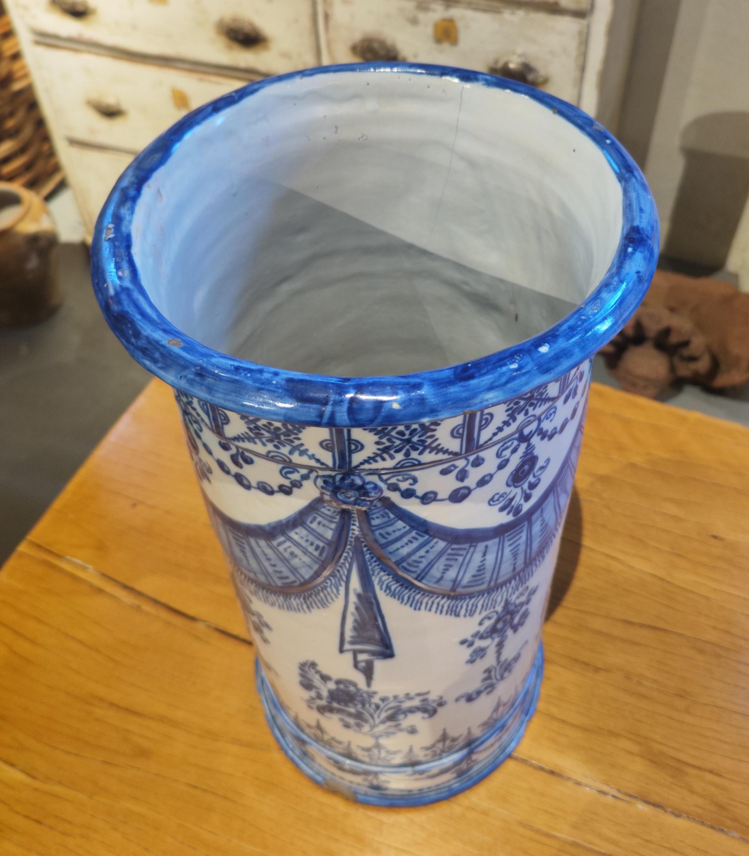 Ceramica de Talavera firmada en la base con decoracion de guirnaldas 8
