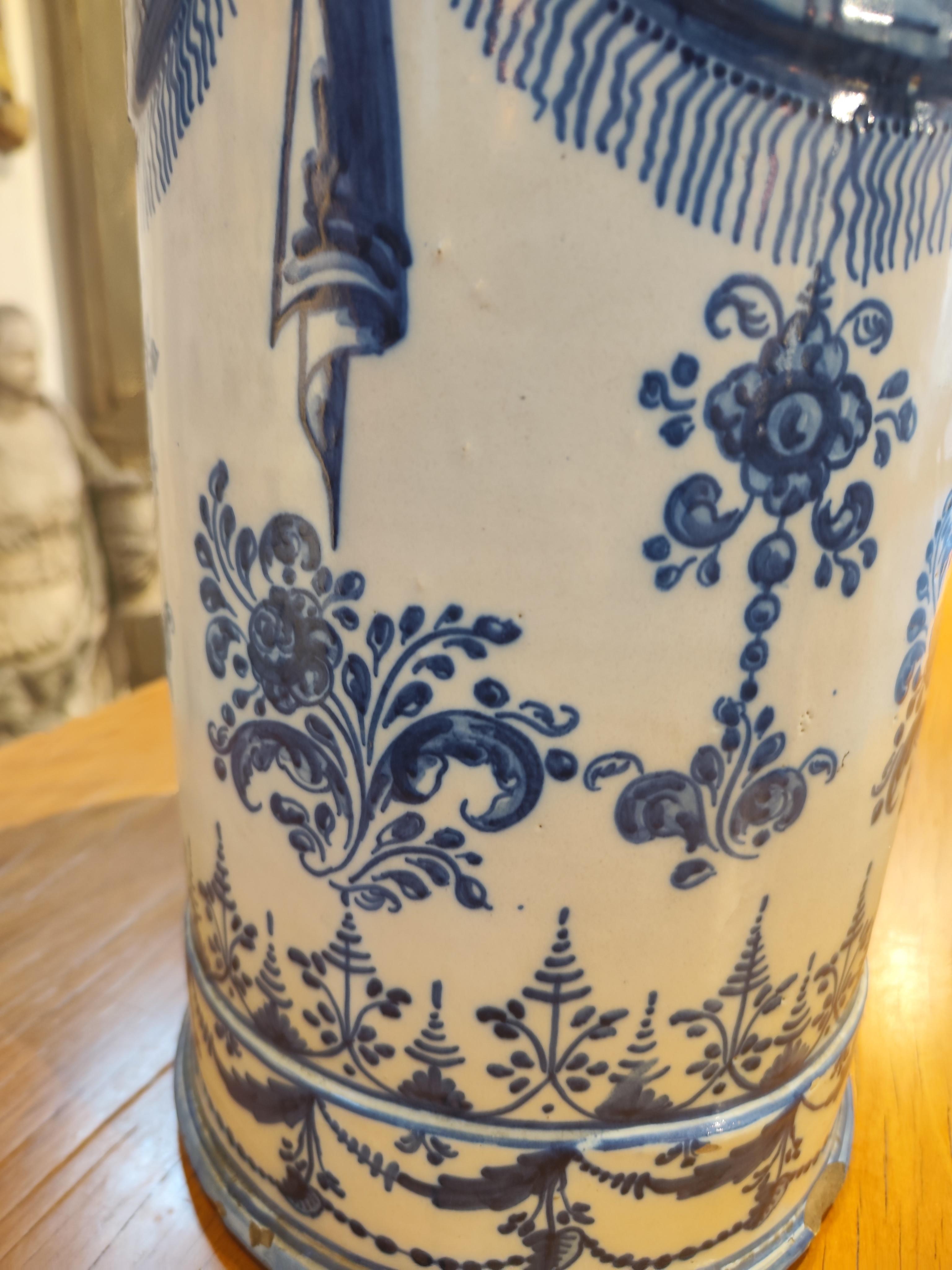 Ceramica de Talavera firmada en la base con decoracion de guirnaldas 13