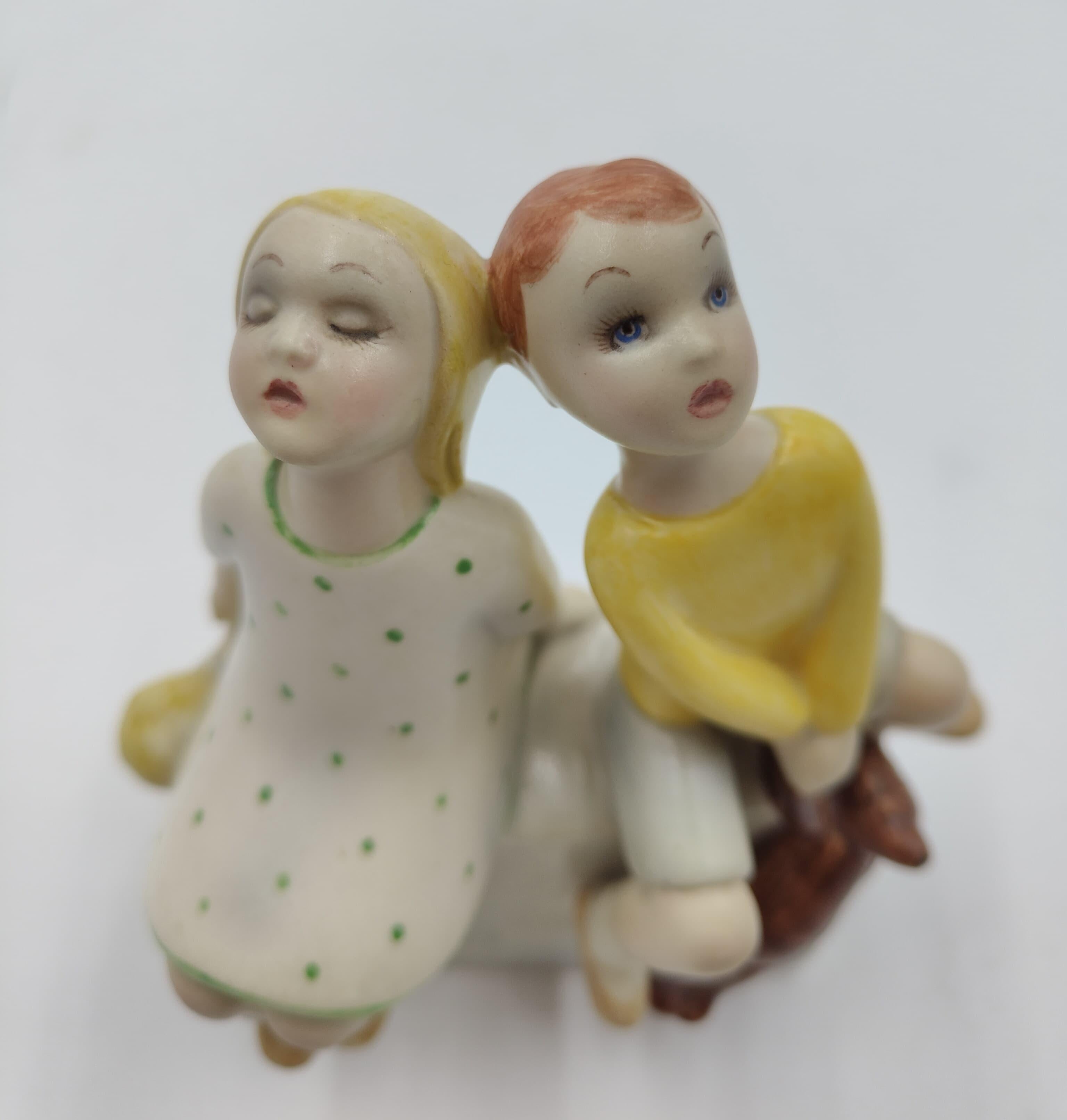 Lenci è una società fondata nel 1919, a Torino, da Enrico Scavini. Inizialmente si occupava di produzione di bambole, mobili e arredi per bambino, ma anche di un particolare tessuto oggi noto come “pannolenci”. Nel 1927 l’azienda aggiunse alla